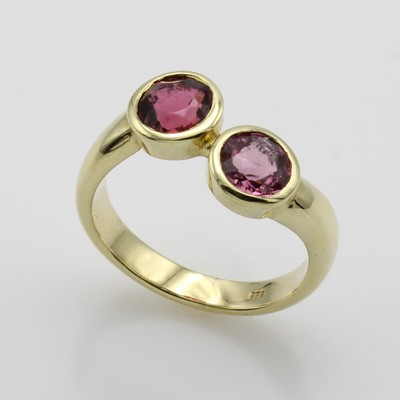 27062940a - Ring mit Turmalinen, GG 585/000, 2 runde Turmaline in versch. Rosatönen zus. ca. 1.77 ...