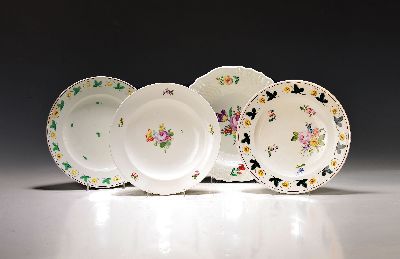 Image Vier Teller und ovale Platte, Wien, 18. Jh. und Anfang 19. Jh., Platte mit ...