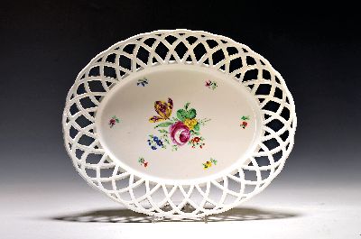 27062941a - Vier Teller und ovale Platte, Wien, 18. Jh. und Anfang 19. Jh., Platte mit ...