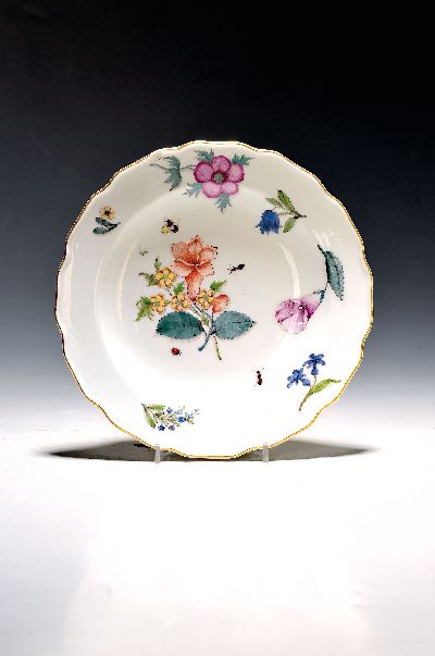 Image Teller mit Holzschnittblumen, Meissen, um 1745, Porzellan, feine Blumenmalerei mit ...