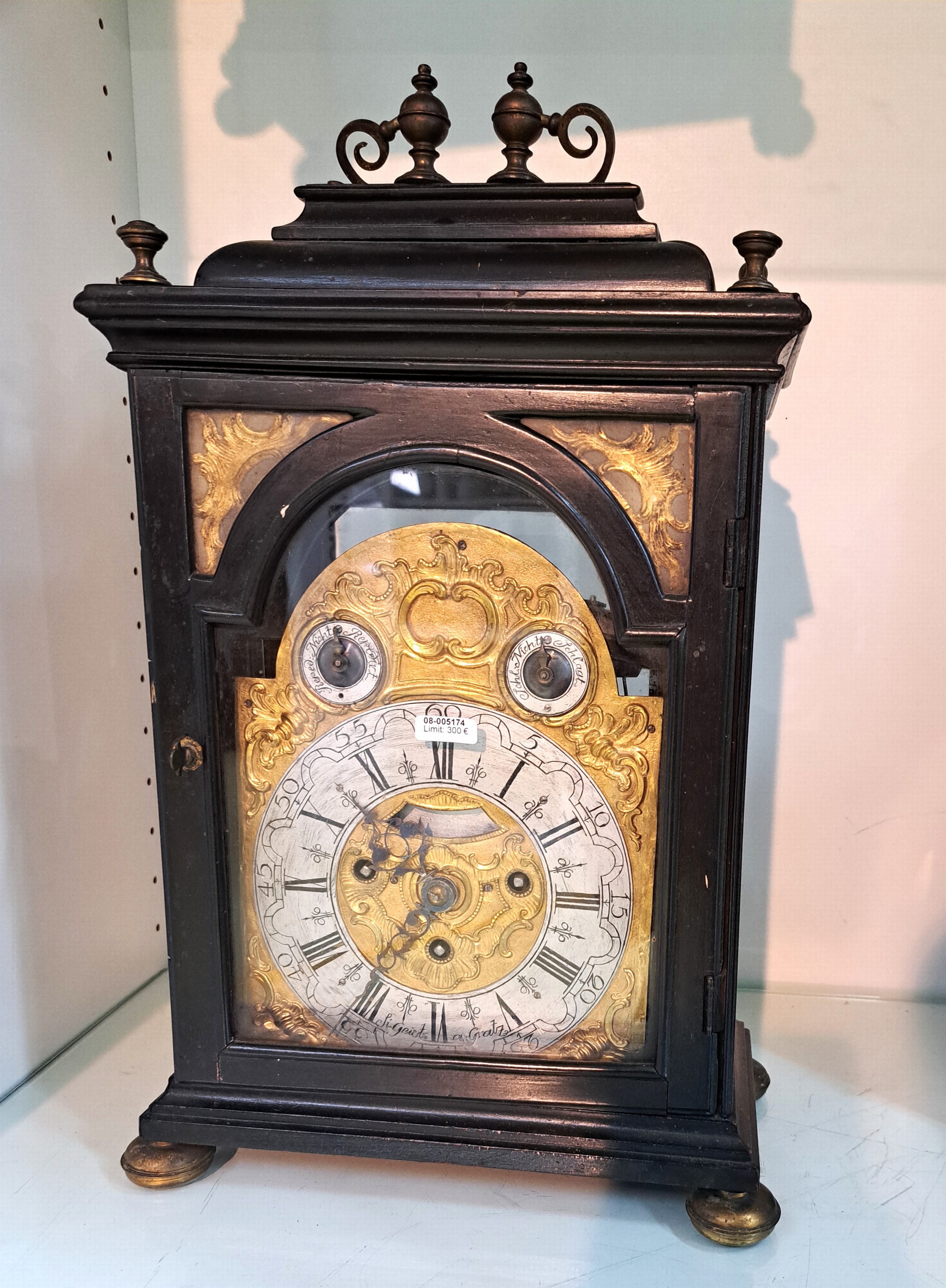 Detail a: Barockuhr mit Wiener Schlag, um 1770/1780 Graz, ebonisiertes Holzgehäuse, alter Wurmbefall, hi. Schiebetüre, obere Gehäuseverzierungen nicht ...
