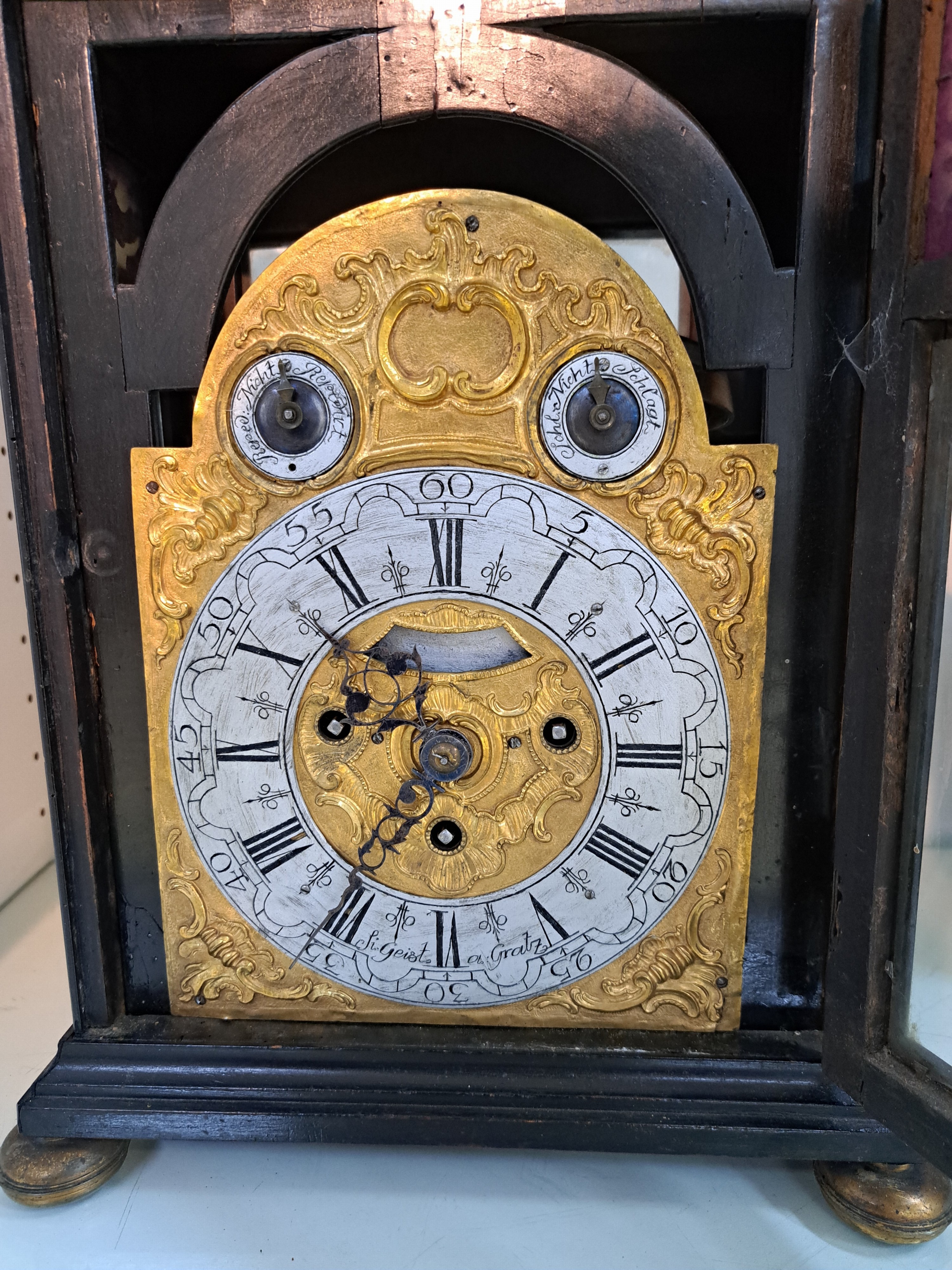 Detail b: Barockuhr mit Wiener Schlag, um 1770/1780 Graz, ebonisiertes Holzgehäuse, alter Wurmbefall, hi. Schiebetüre, obere Gehäuseverzierungen nicht ...