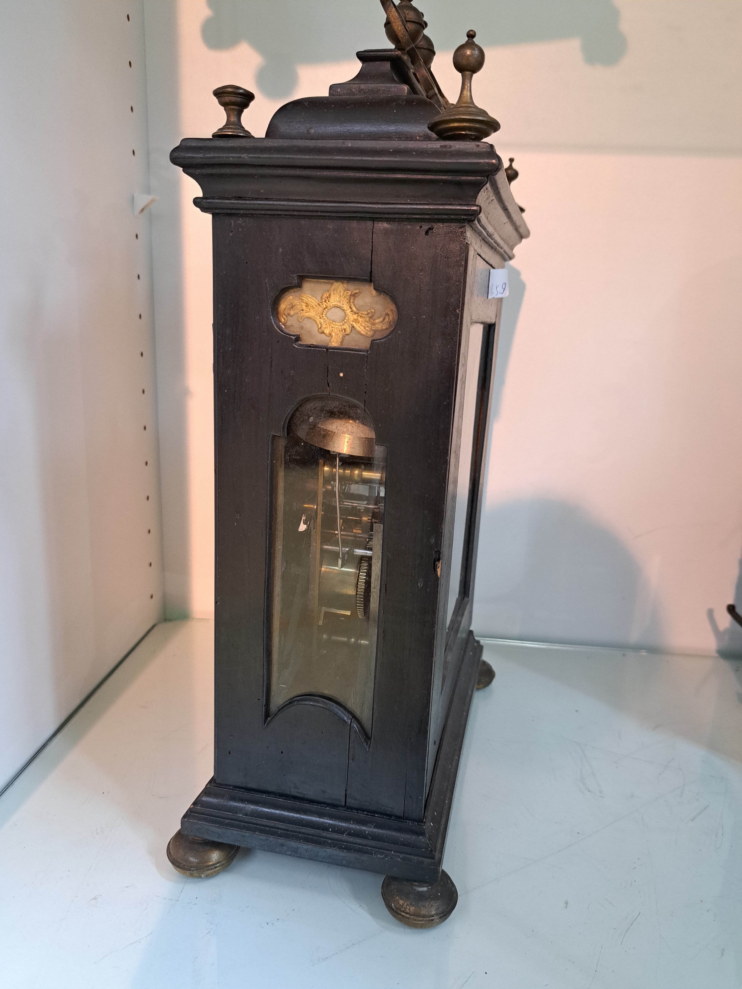 Detail e: Barockuhr mit Wiener Schlag, um 1770/1780 Graz, ebonisiertes Holzgehäuse, alter Wurmbefall, hi. Schiebetüre, obere Gehäuseverzierungen nicht ...