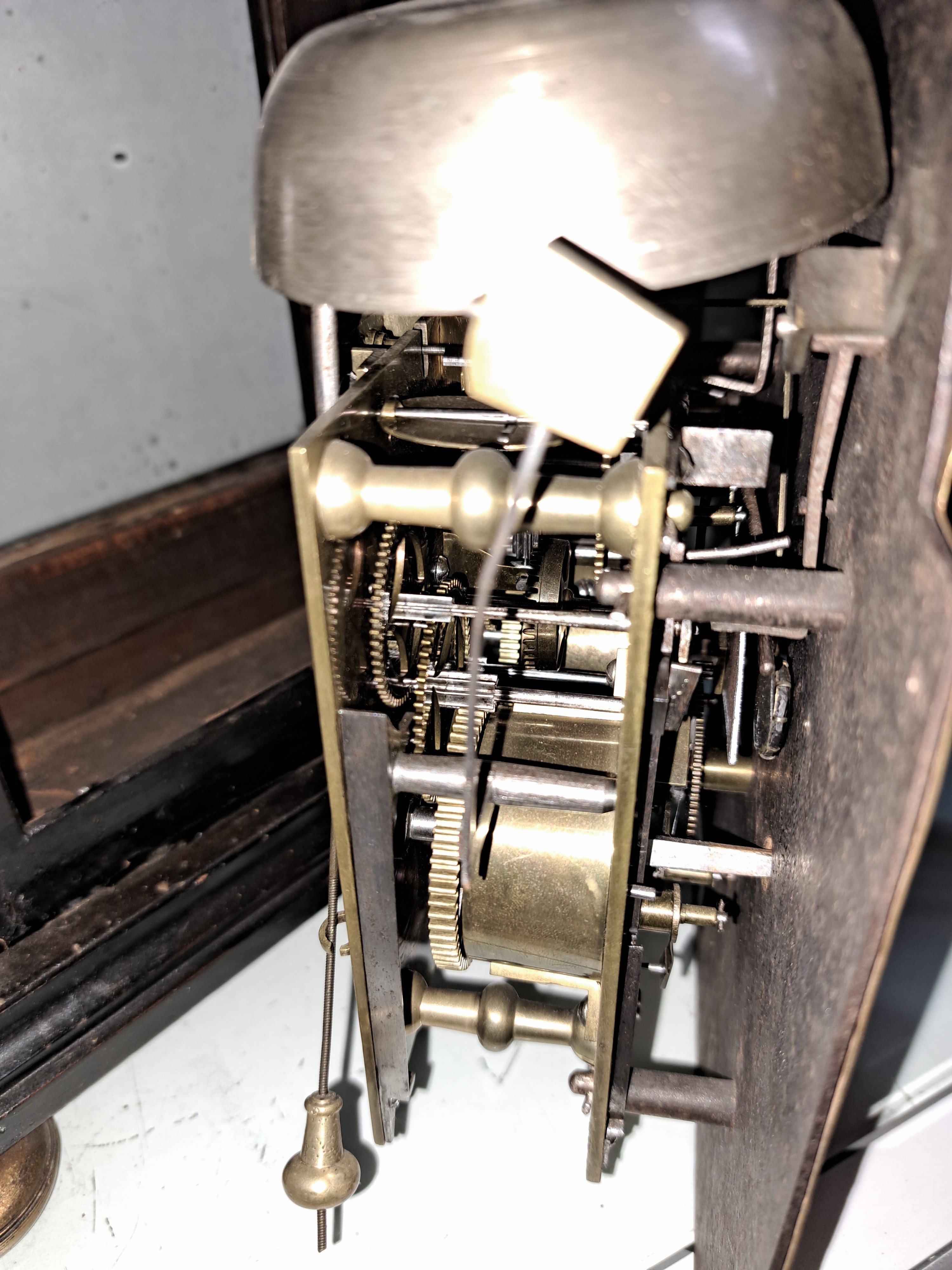 Detail g: Barockuhr mit Wiener Schlag, um 1770/1780 Graz, ebonisiertes Holzgehäuse, alter Wurmbefall, hi. Schiebetüre, obere Gehäuseverzierungen nicht ...