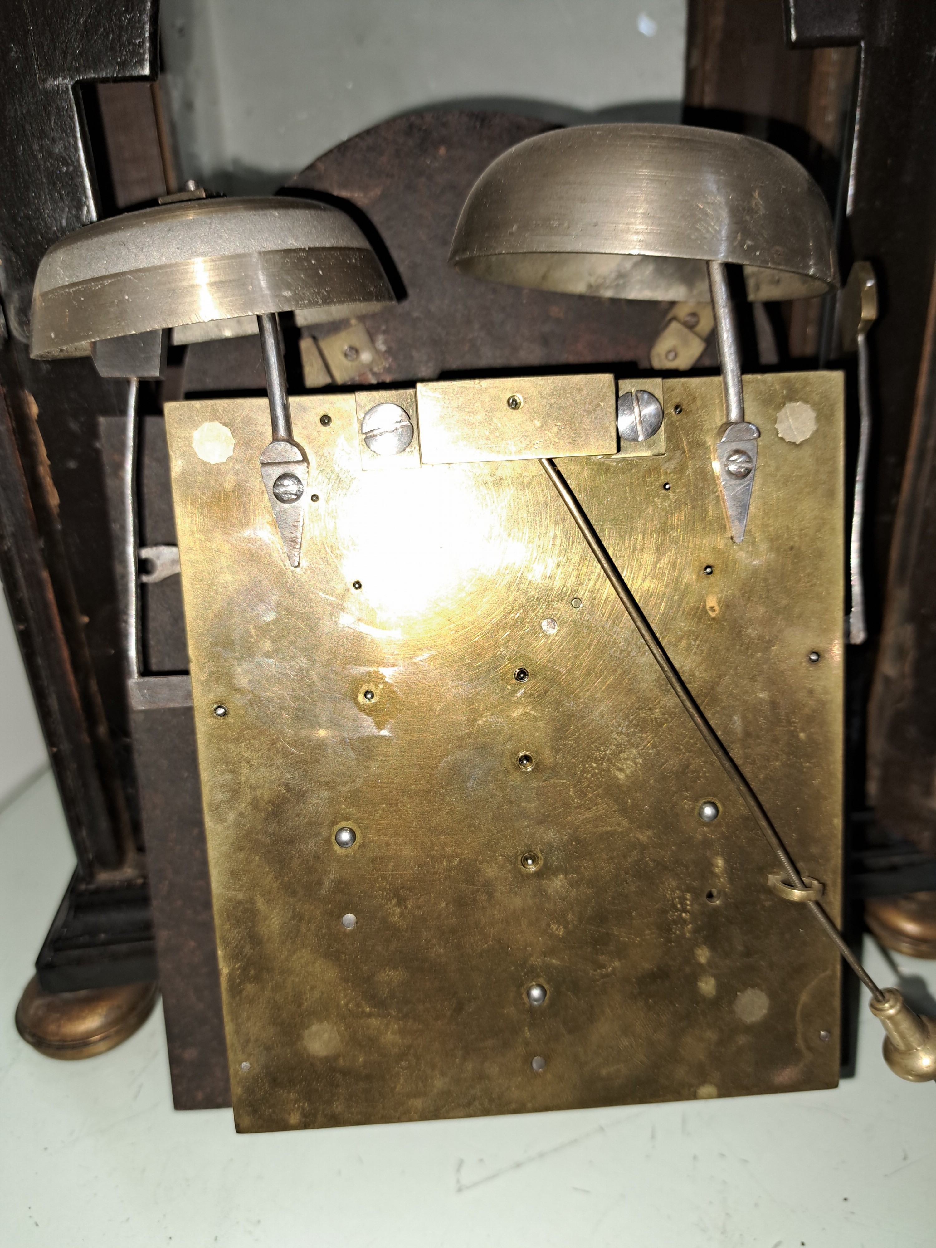 Detail h: Barockuhr mit Wiener Schlag, um 1770/1780 Graz, ebonisiertes Holzgehäuse, alter Wurmbefall, hi. Schiebetüre, obere Gehäuseverzierungen nicht ...
