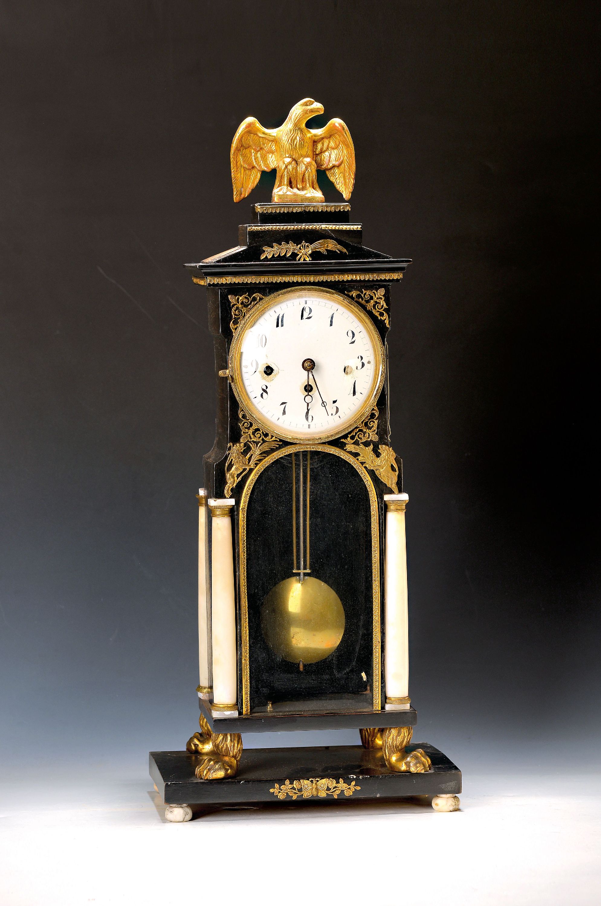 Tischuhr, mit Wiener Schlag, Habsburger Monarchie um 1810/1820, ebonisiertes Holzgehäuse, Tatzenfüsse Messing, schauseitig facett. verglast, ...