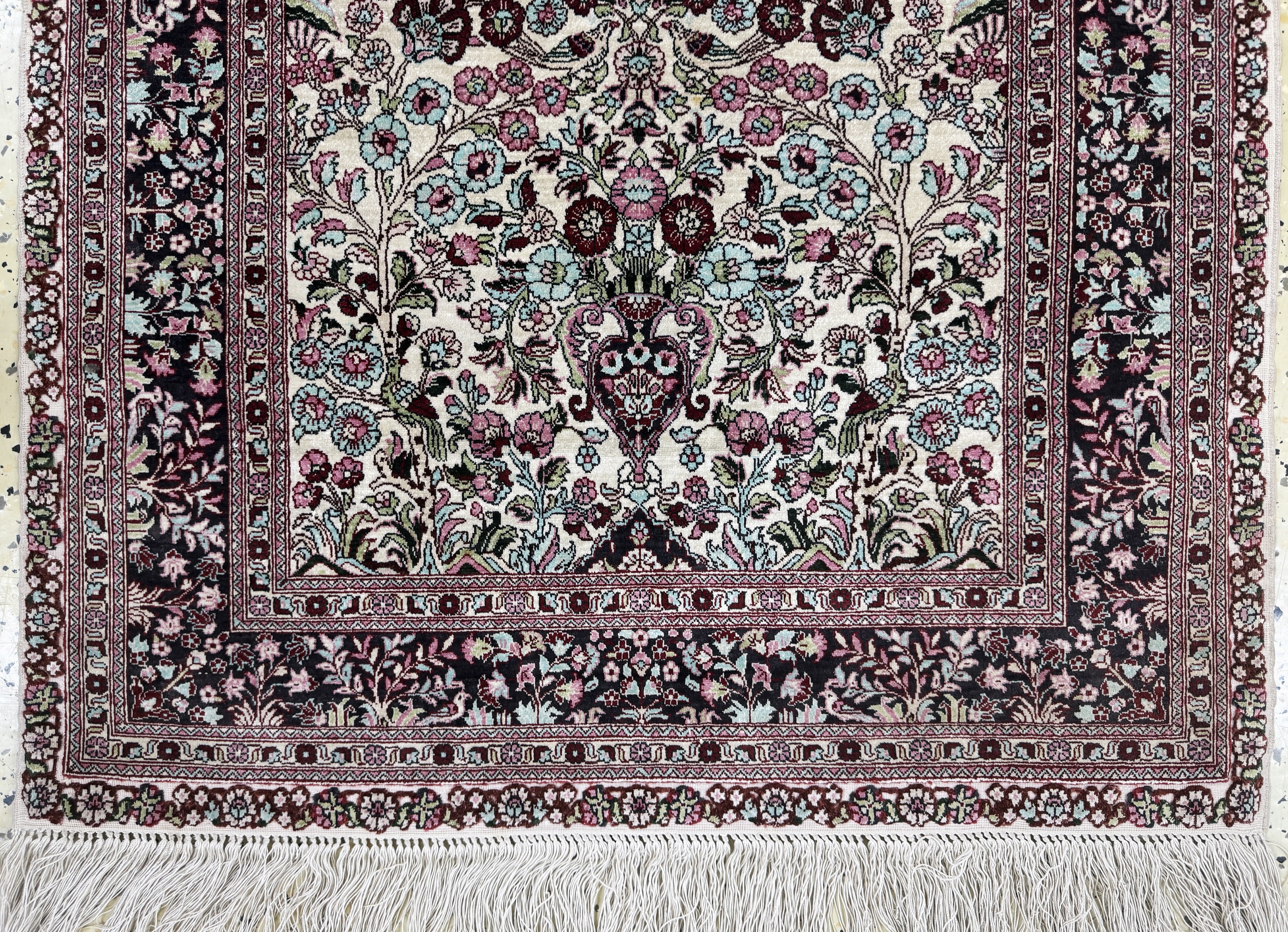 Detail b: Hereke Seide fein, China, Ende 20.Jhd, reine Naturseide, ca. 122 x 80 cm, ca. 1,0 Mio. Kn/qm, EHZ: 1-2