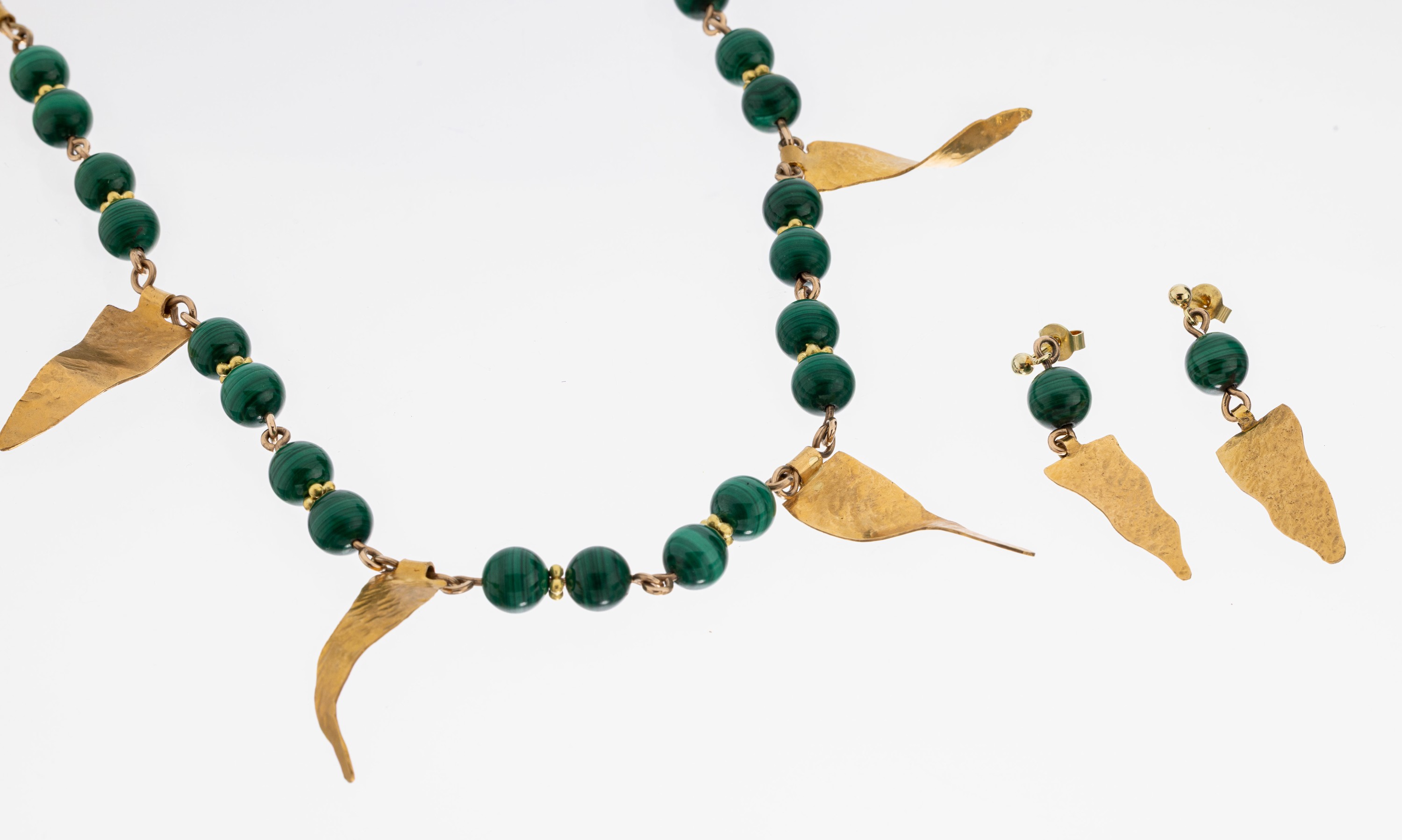 Image 27063099 - 18 kt gold malachite-jewelry set , YG 750/000 tested, comprised of: 1 necklace, l. ...