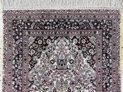 27063061a - Hereke Seide fein, China, Ende 20.Jhd, reine Naturseide, ca. 122 x 80 cm, ca. 1,0 Mio. ...