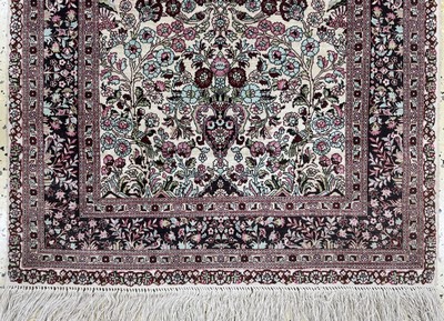 27063061b - Hereke Seide fein, China, Ende 20.Jhd, reine Naturseide, ca. 122 x 80 cm, ca. 1,0 Mio. ...