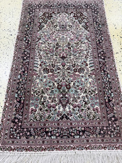 27063061d - Hereke Seide fein, China, Ende 20.Jhd, reine Naturseide, ca. 122 x 80 cm, ca. 1,0 Mio. ...