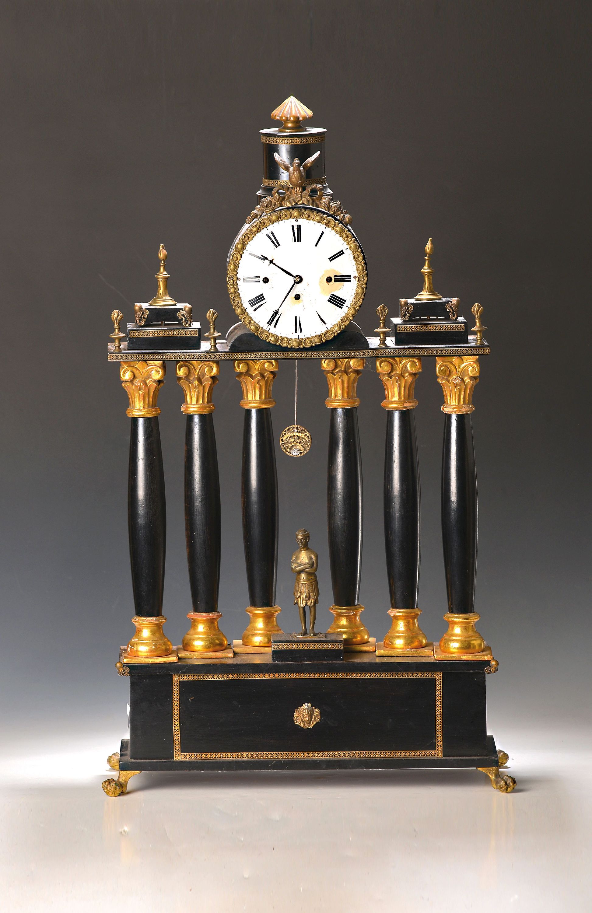 Image 27063100 - Portaluhr, um 1830/40, schwarz gelackt, vergoldete Basen und Kapitelle, Gehäuse wohl ...