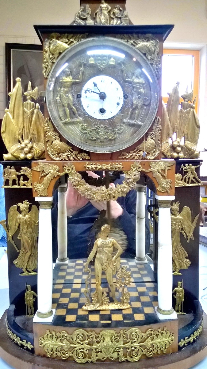 Detail a: Empire Uhr mit Glockenschläger Automat, sog. Jacquemart, Habsburger Monarchie um 1810/30, Sockel in angedeutetem Demi Lune, mittig Kriegsgott, ...