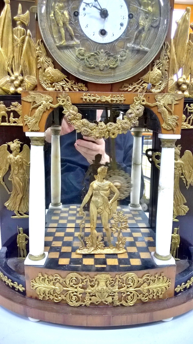 Detail b: Empire Uhr mit Glockenschläger Automat, sog. Jacquemart, Habsburger Monarchie um 1810/30, Sockel in angedeutetem Demi Lune, mittig Kriegsgott, ...
