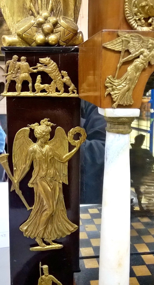 Detail c: Empire Uhr mit Glockenschläger Automat, sog. Jacquemart, Habsburger Monarchie um 1810/30, Sockel in angedeutetem Demi Lune, mittig Kriegsgott, ...