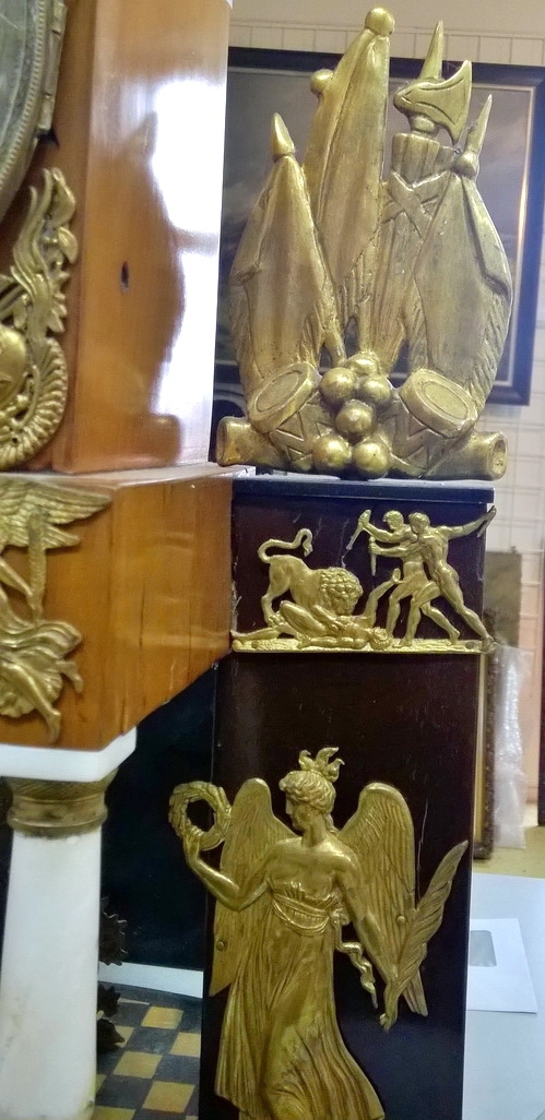 Detail d: Empire Uhr mit Glockenschläger Automat, sog. Jacquemart, Habsburger Monarchie um 1810/30, Sockel in angedeutetem Demi Lune, mittig Kriegsgott, ...
