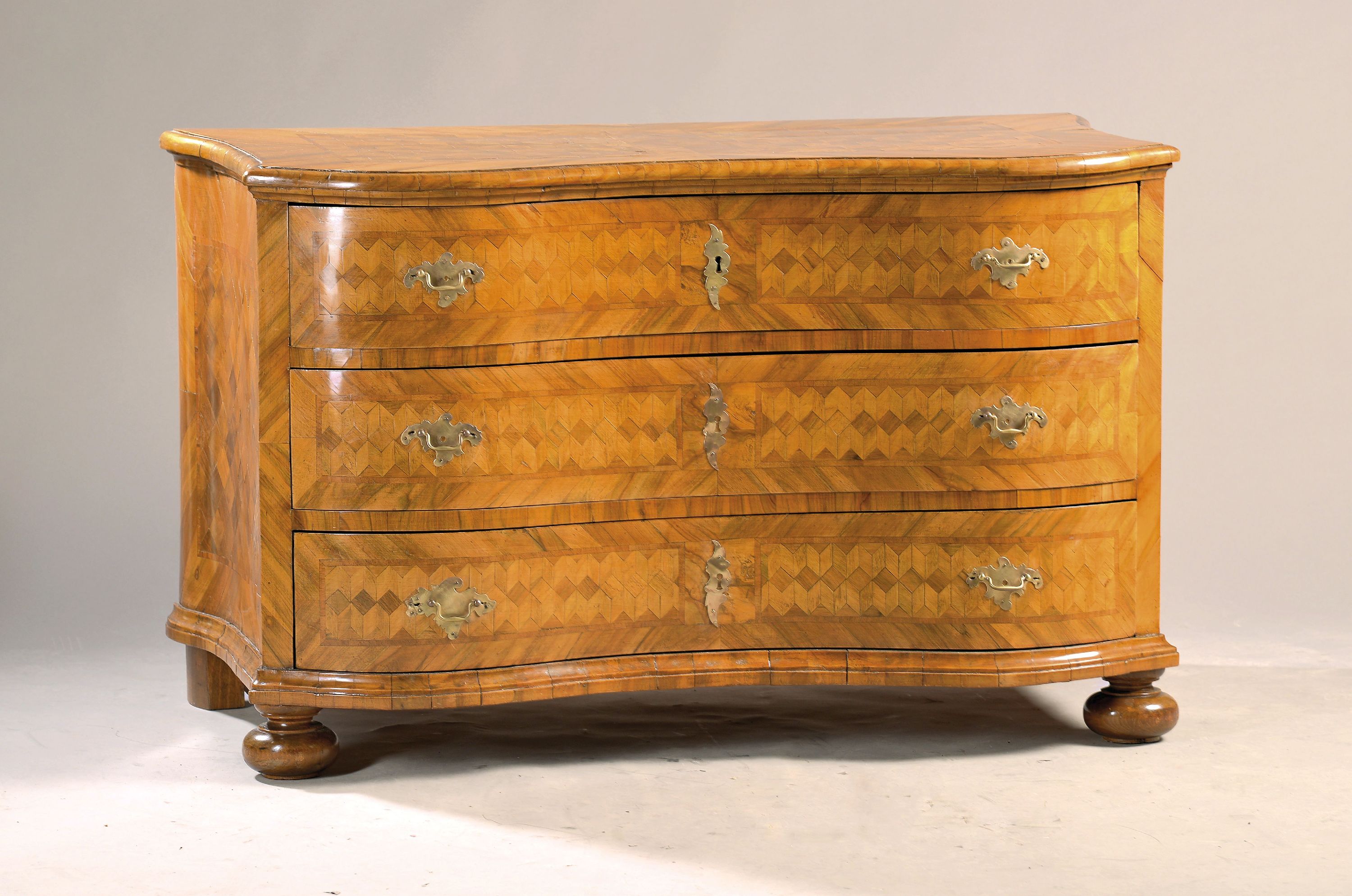 Image 27063370 - Barock Kommode, um 1740/50, Nußbaumfurnier, 3 Schubladen, doppelt geschweift, Front, ...