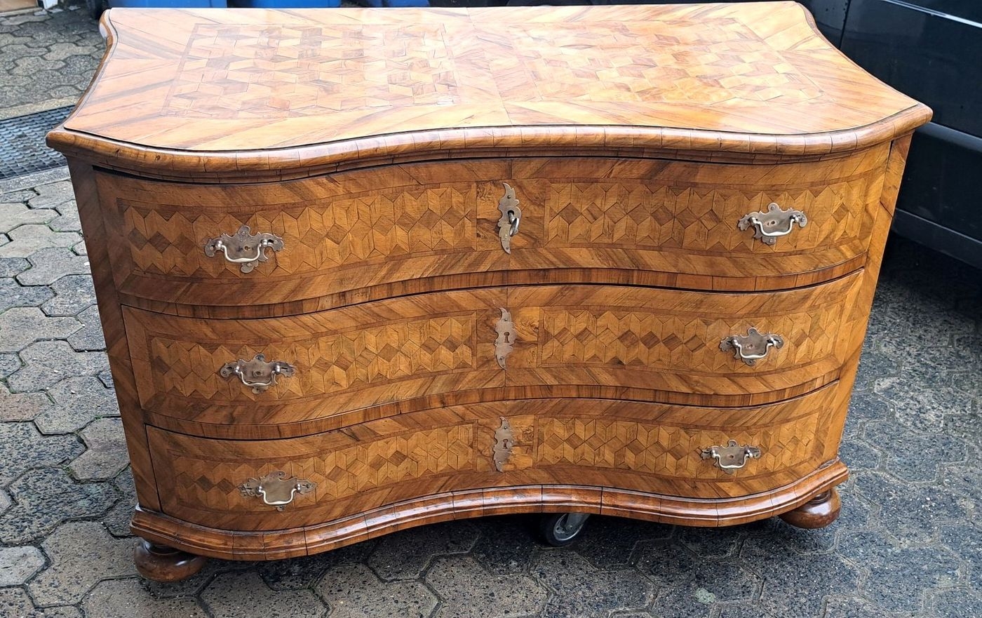 Detail c: Barock Kommode, um 1740/50, Nußbaumfurnier, 3 Schubladen, doppelt geschweift, Front, Deckplatte und Seiten mit Würfelmarketerie, Messingbeschläge, ...