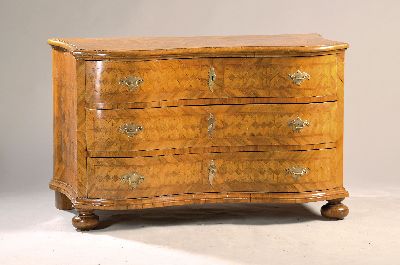 Image Barock Kommode, um 1740/50, Nußbaumfurnier, 3 Schubladen, doppelt geschweift, Front, ...