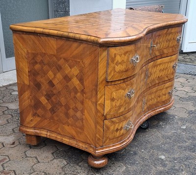 27063370a - Barock Kommode, um 1740/50, Nußbaumfurnier, 3 Schubladen, doppelt geschweift, Front, ...