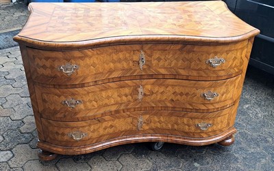 27063370c - Barock Kommode, um 1740/50, Nußbaumfurnier, 3 Schubladen, doppelt geschweift, Front, ...