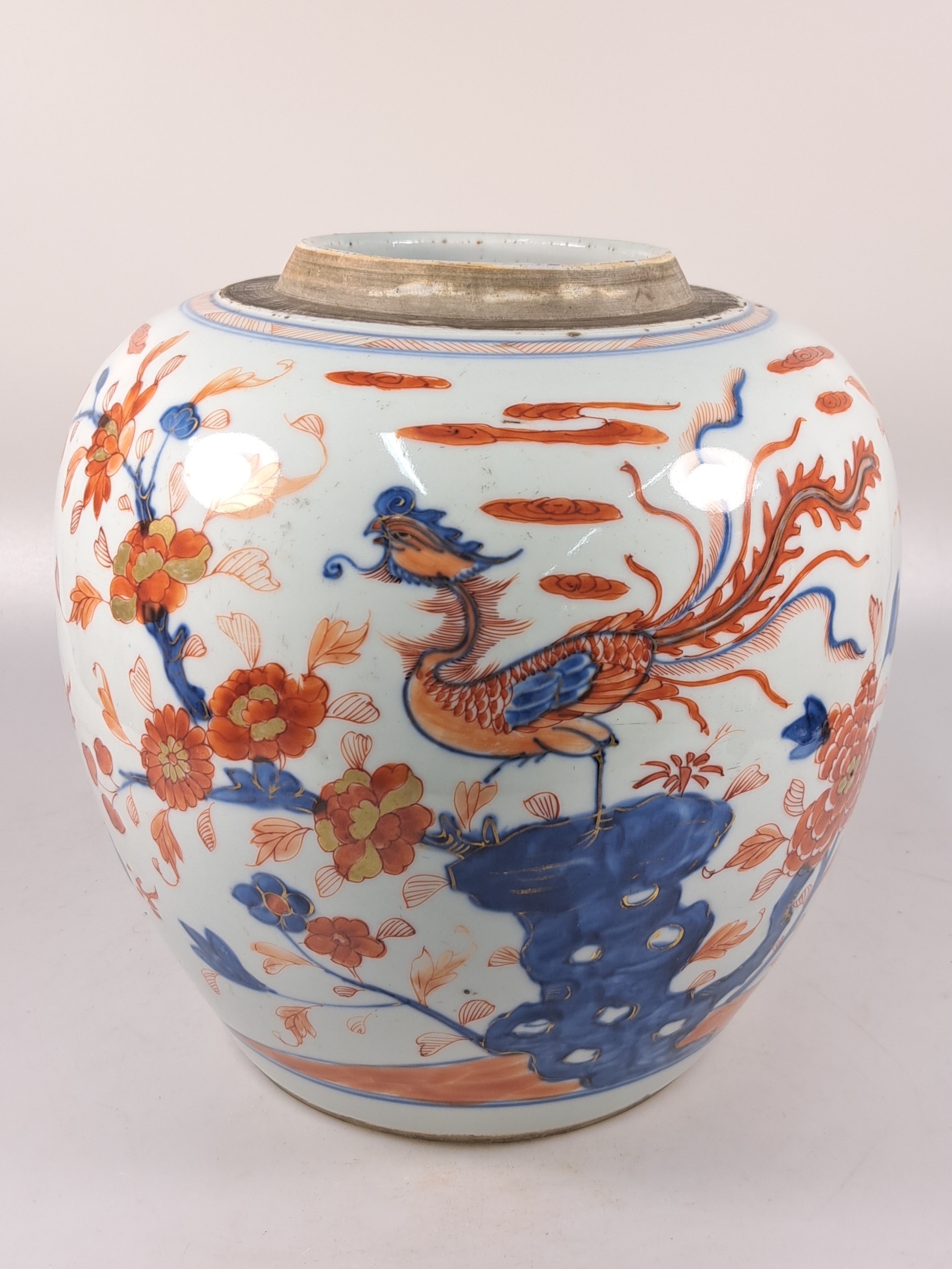 Detail a: Ingwertopf, China, um 1880/1900, Porzellan, unterglasurblauer Dekor, rot und goldene Aufglasurbemalung, fliegender Drache und Paradiesvogel in ...