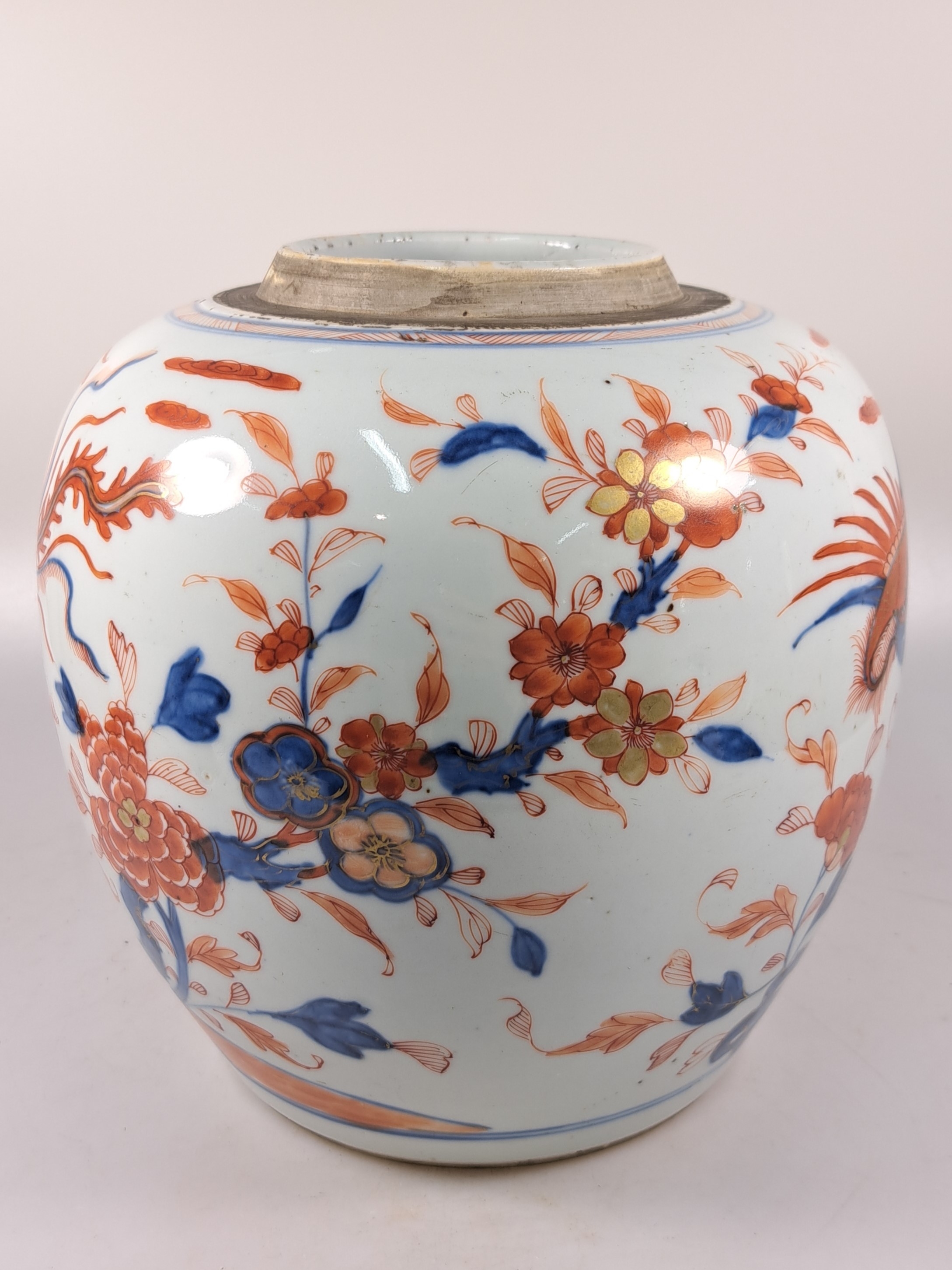 Detail b: Ingwertopf, China, um 1880/1900, Porzellan, unterglasurblauer Dekor, rot und goldene Aufglasurbemalung, fliegender Drache und Paradiesvogel in ...