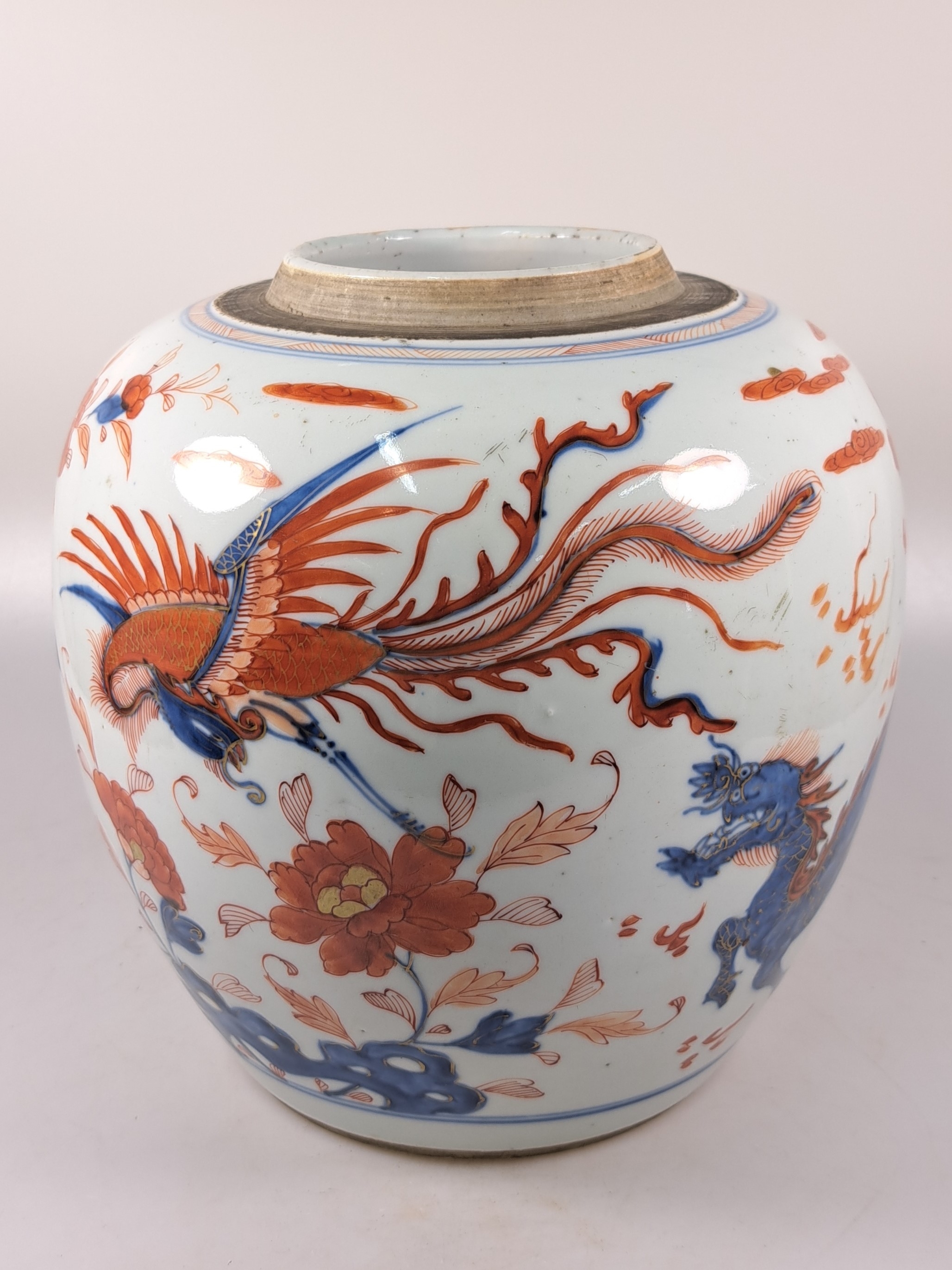 Detail c: Ingwertopf, China, um 1880/1900, Porzellan, unterglasurblauer Dekor, rot und goldene Aufglasurbemalung, fliegender Drache und Paradiesvogel in ...