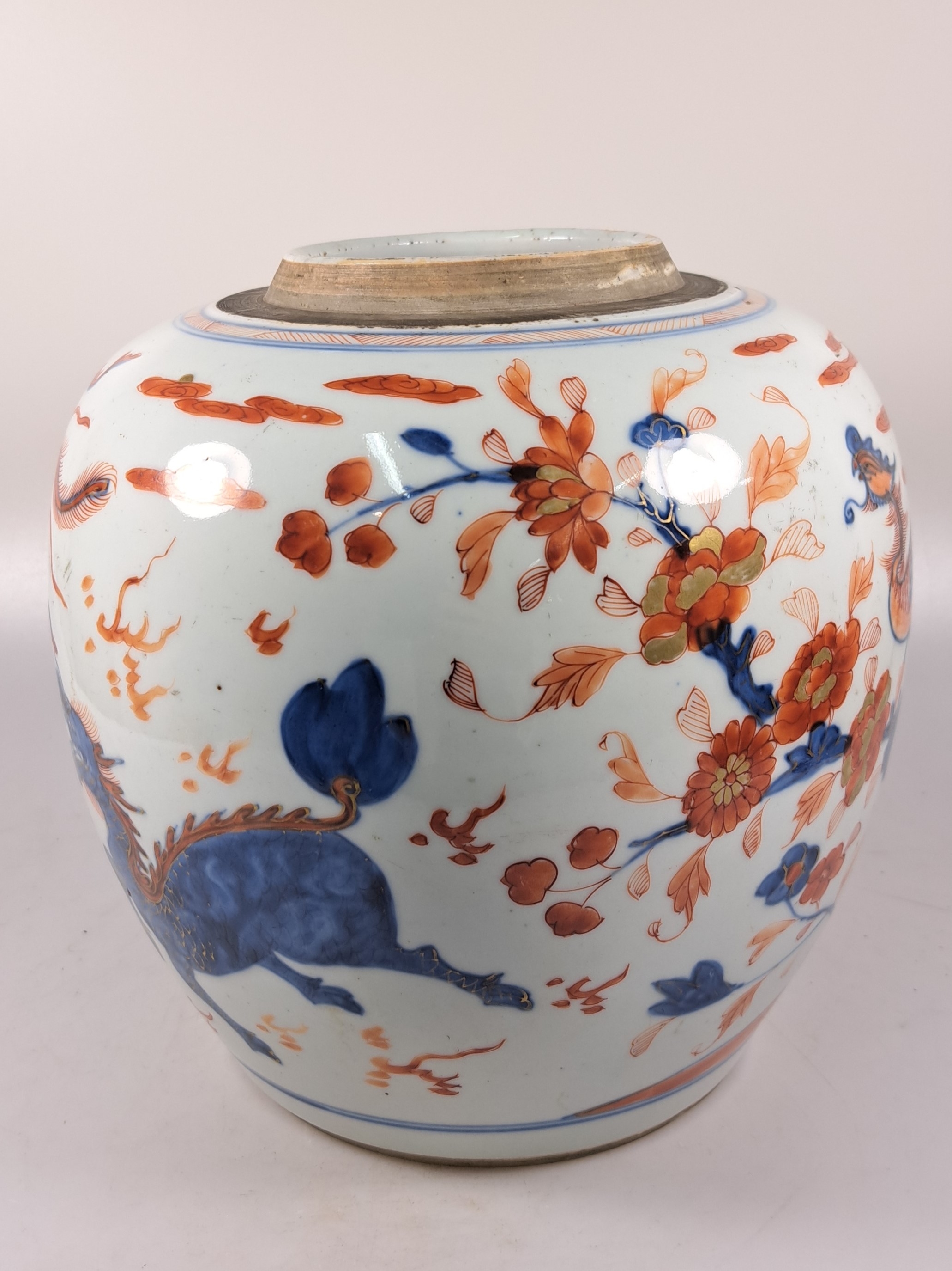 Detail d: Ingwertopf, China, um 1880/1900, Porzellan, unterglasurblauer Dekor, rot und goldene Aufglasurbemalung, fliegender Drache und Paradiesvogel in ...