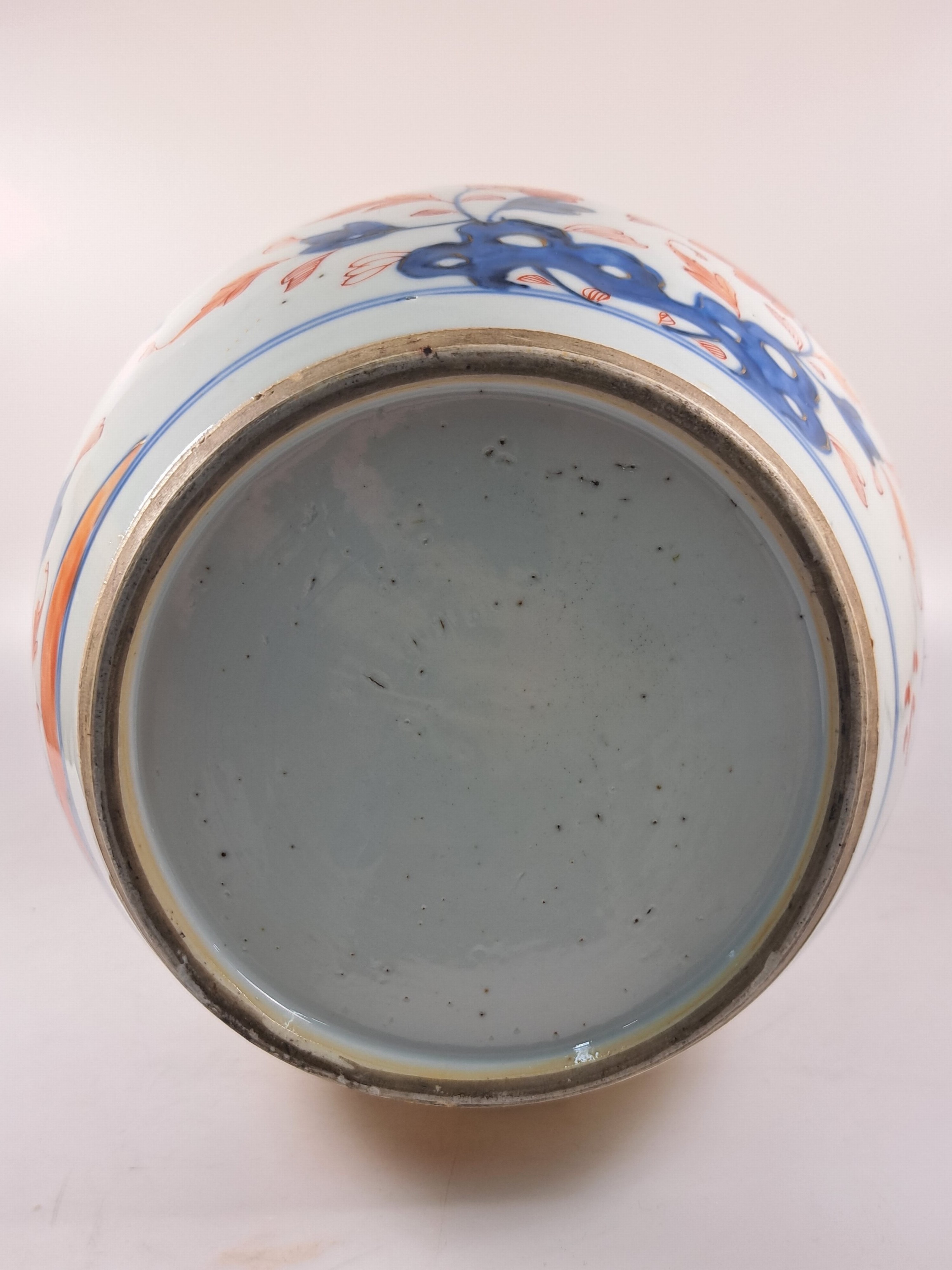 Detail i: Ingwertopf, China, um 1880/1900, Porzellan, unterglasurblauer Dekor, rot und goldene Aufglasurbemalung, fliegender Drache und Paradiesvogel in ...