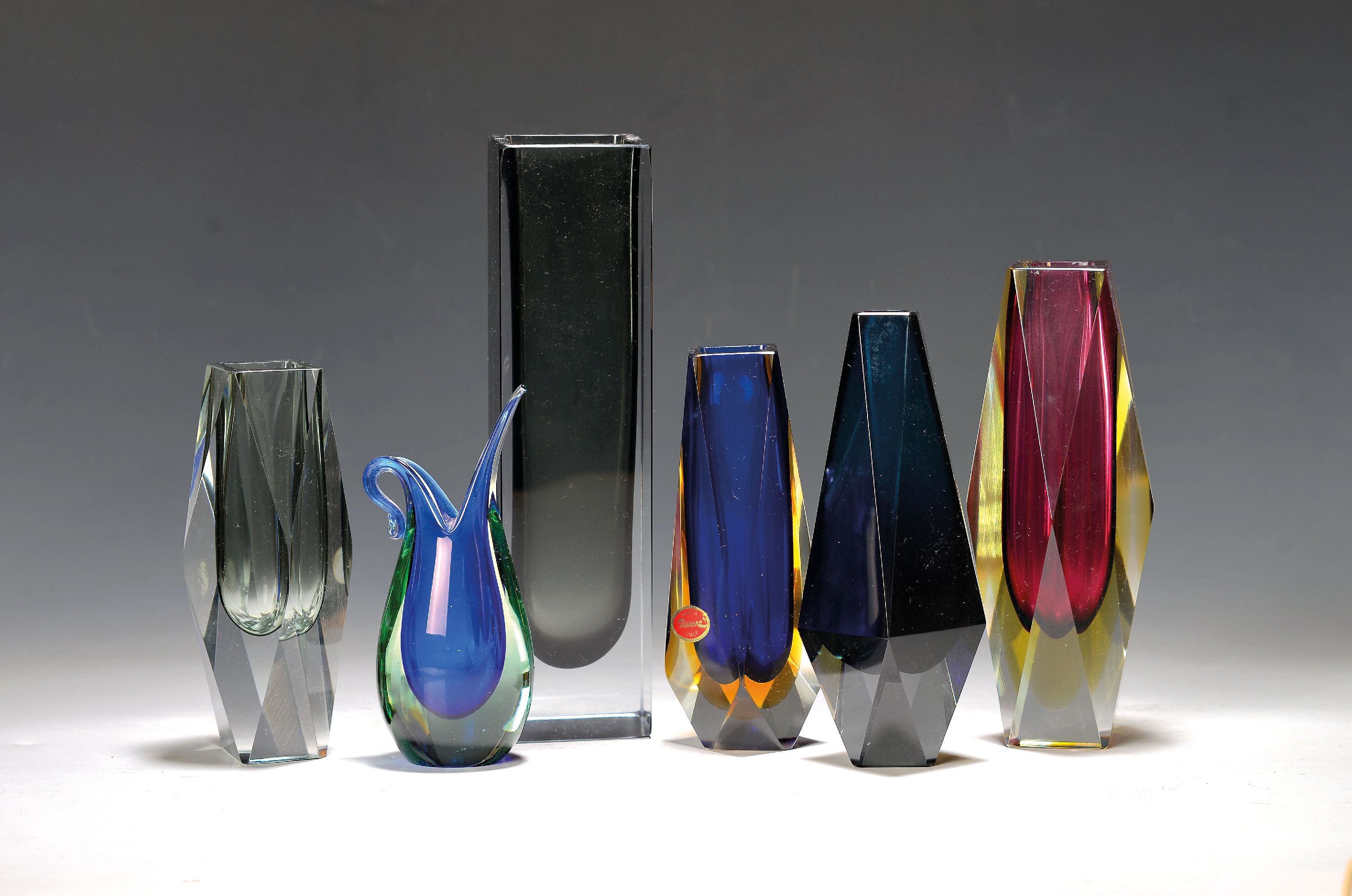 Image 27063695 - 6 Murano-Vasen, Italien, 60/70er Jahre, Kristallglas, meist facettiert, mit bunten ...