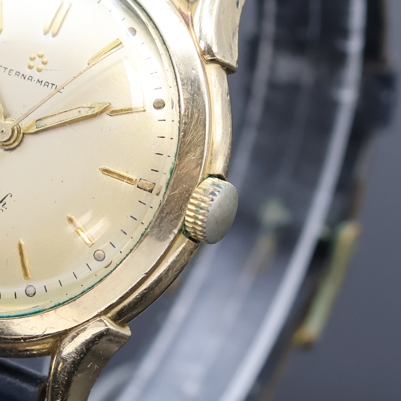 Detail c: ETERNA-MATIC 2 vergoldete Armbanduhren, Schweiz um 1950/1960, Automatik, 1x Stahlboden verschr., 1x verg. Boden aufgedr., silb. Blätter pat., gold. ...