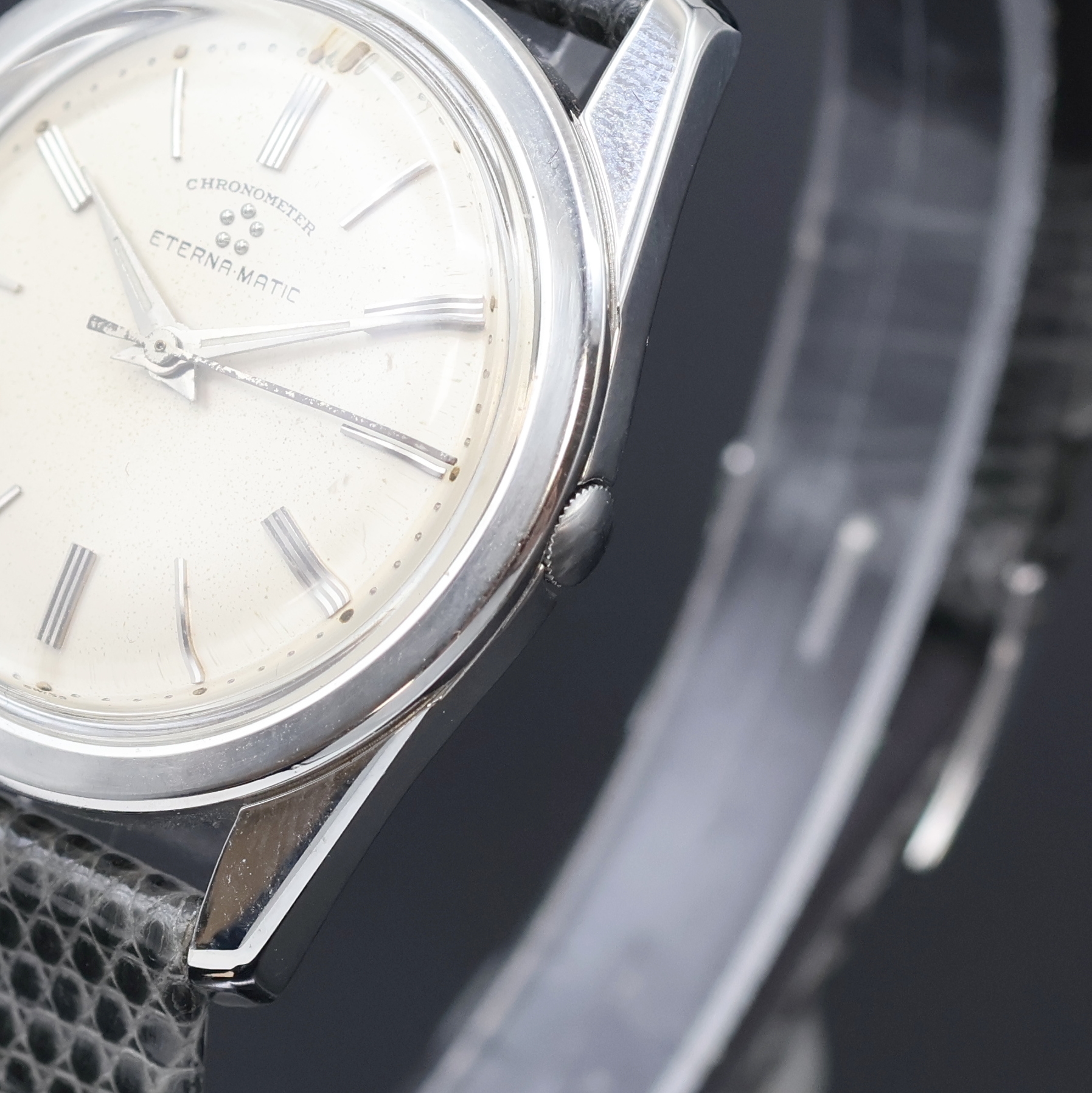 Detail b: ETERNA-MATIC Armbandchronometer in Stahl, Schweiz um 1965, Automatik, Boden verschr., neutr. Lederband m. Eterna Stiftschl., silb. Zifferbl. m. ...
