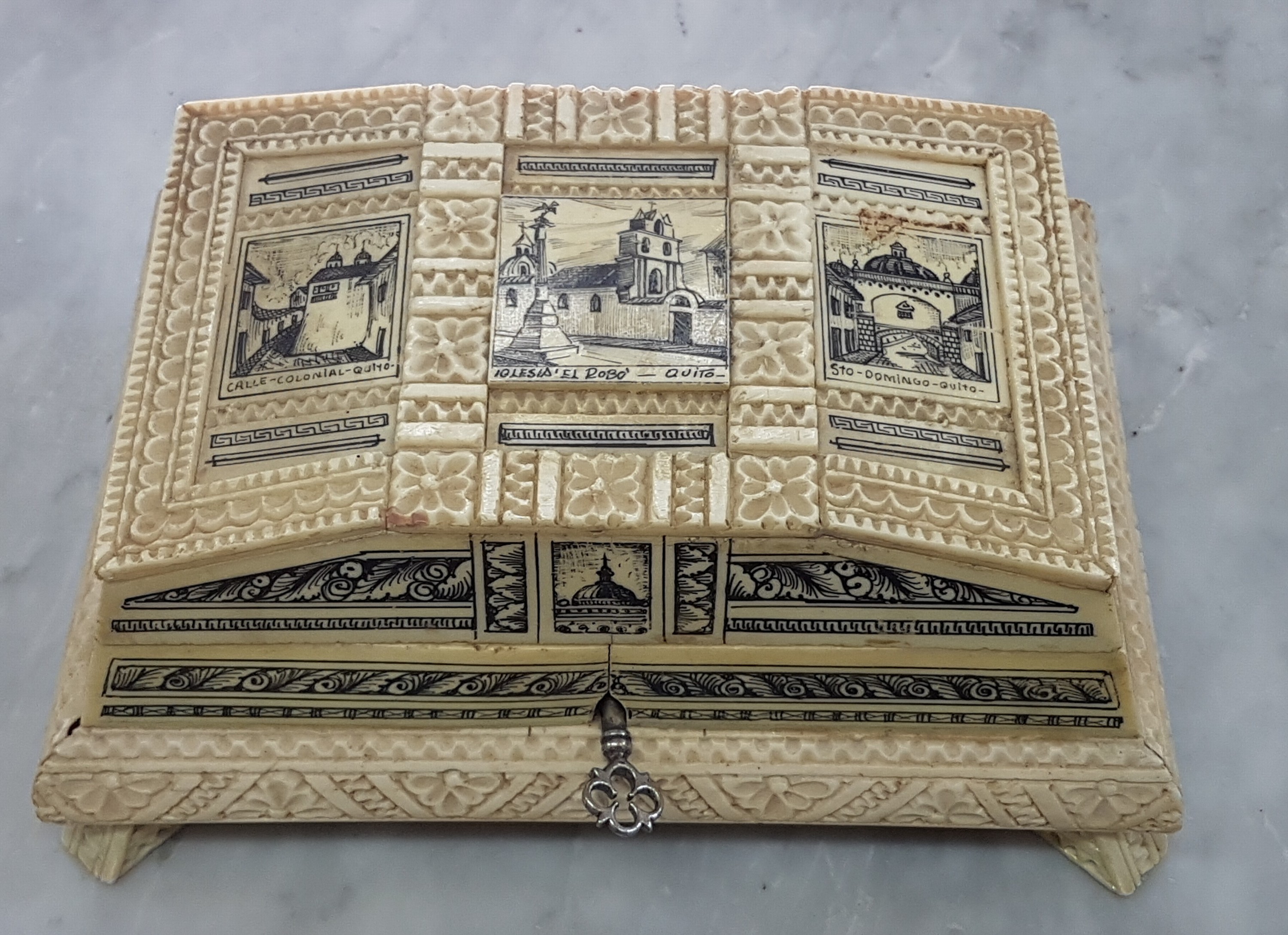 Detail a: Deckelschatulle/Reisesouvenier, Ecuador, um 1900, Horn/Bein und Holz, aufgelegte geschnitzte Leisten, dazwischen versch. Ansichten u.a. Iglesis El ...
