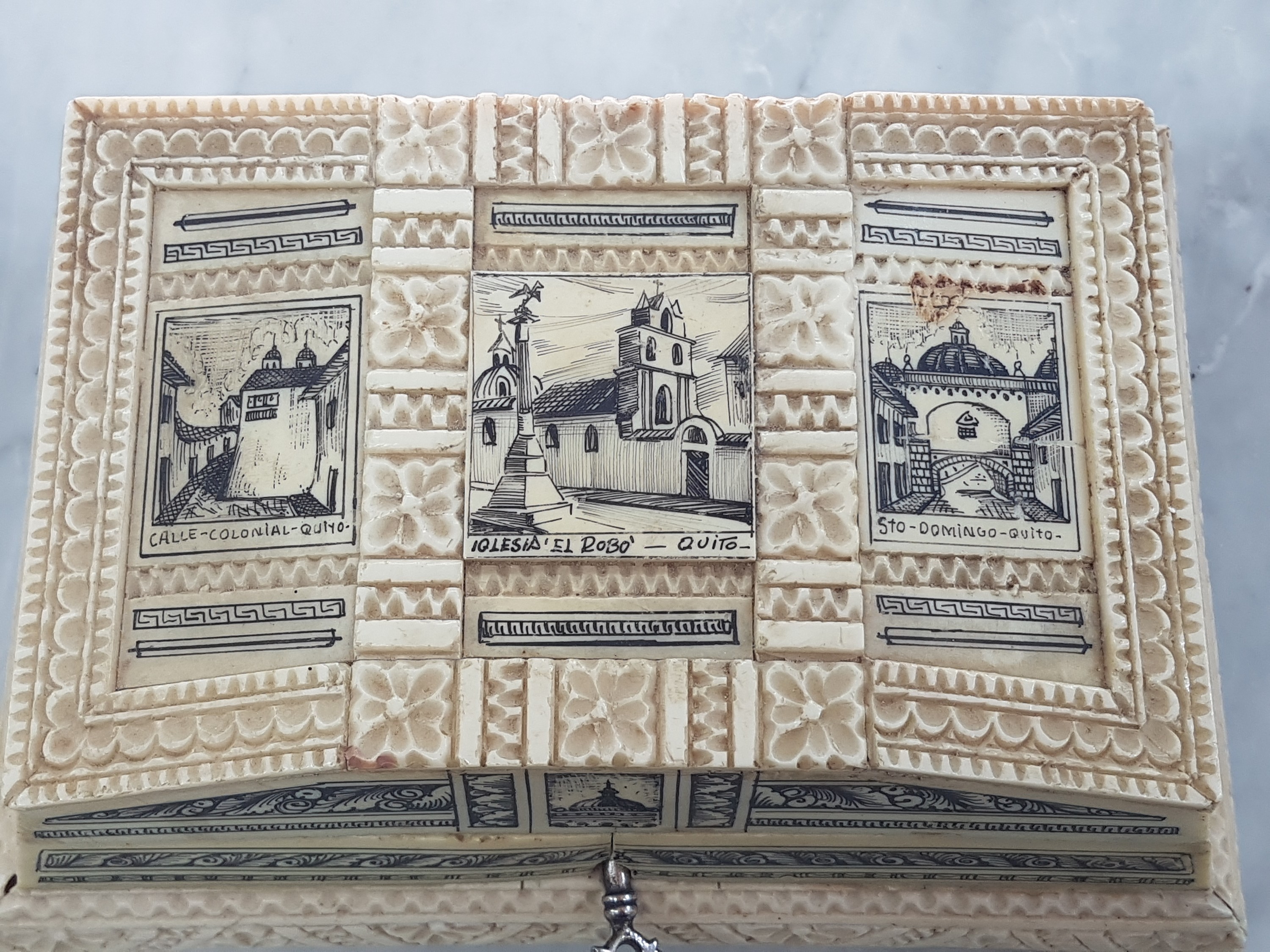 Detail b: Deckelschatulle/Reisesouvenier, Ecuador, um 1900, Horn/Bein und Holz, aufgelegte geschnitzte Leisten, dazwischen versch. Ansichten u.a. Iglesis El ...