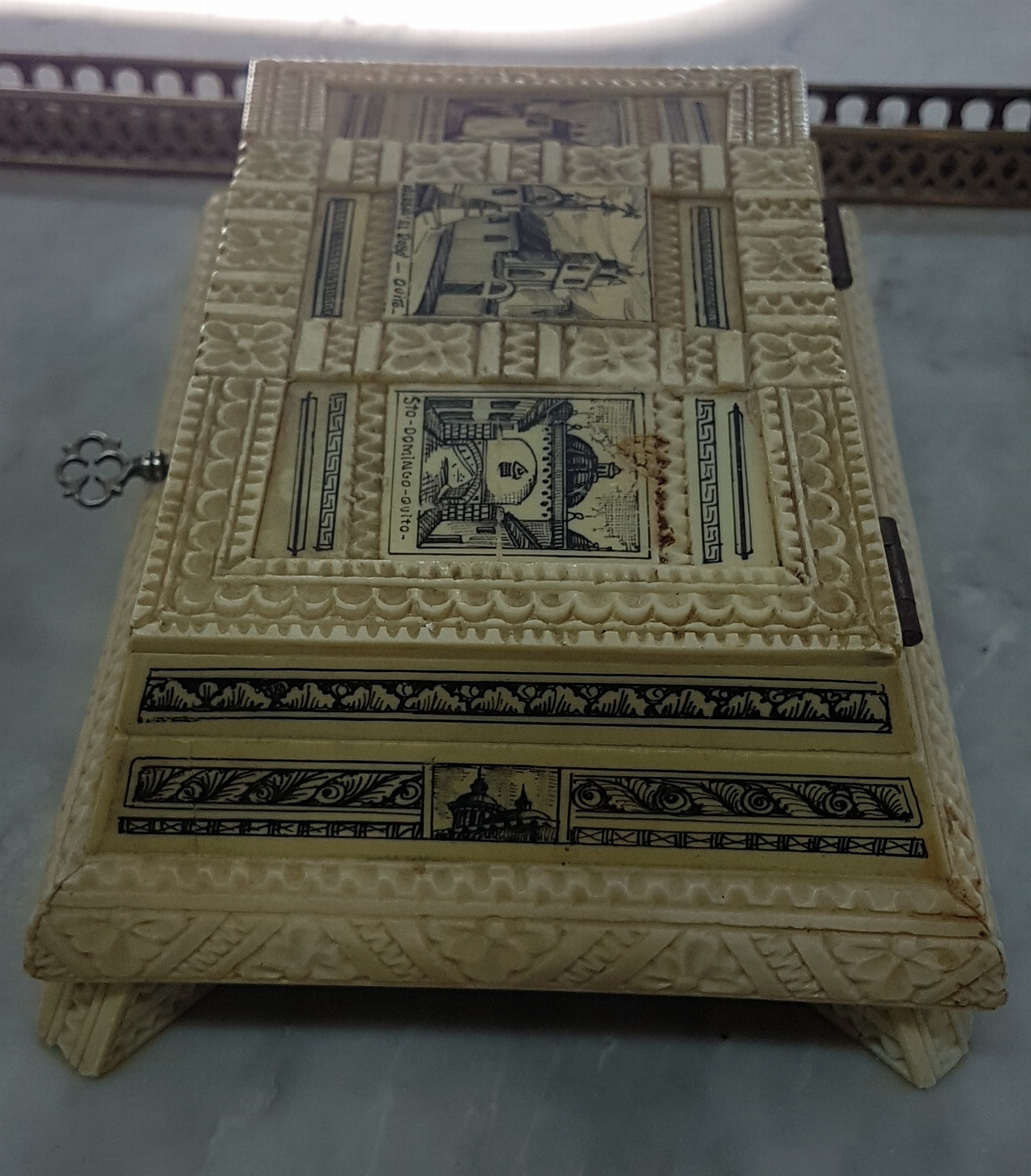 Detail c: Deckelschatulle/Reisesouvenier, Ecuador, um 1900, Horn/Bein und Holz, aufgelegte geschnitzte Leisten, dazwischen versch. Ansichten u.a. Iglesis El ...