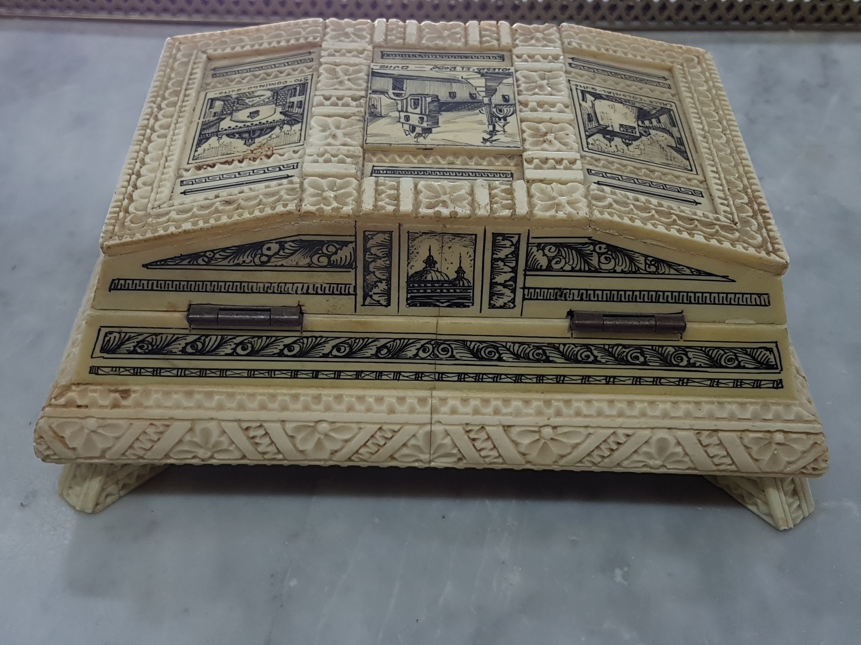 Detail d: Deckelschatulle/Reisesouvenier, Ecuador, um 1900, Horn/Bein und Holz, aufgelegte geschnitzte Leisten, dazwischen versch. Ansichten u.a. Iglesis El ...