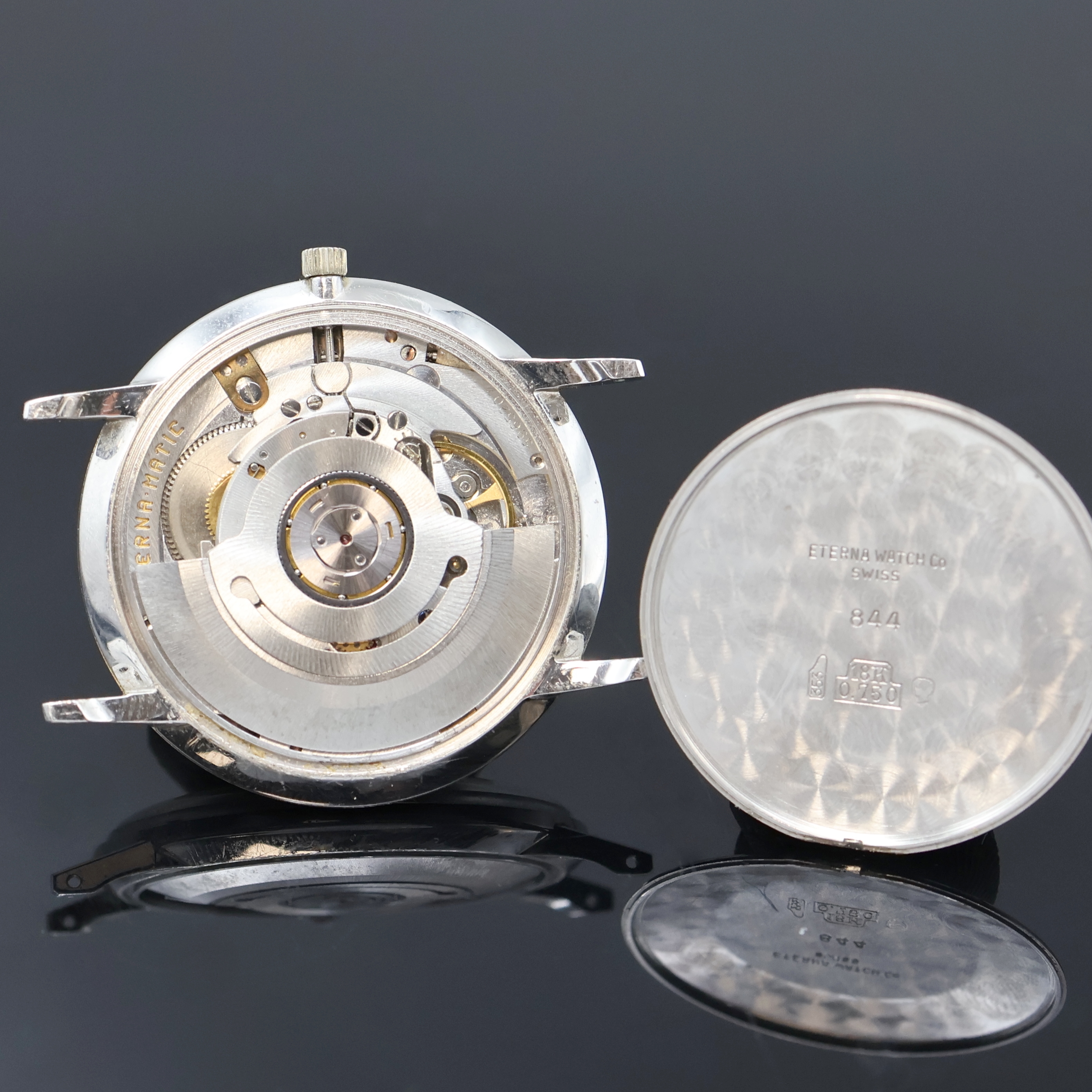 Detail d: ETERNA-MATIC 3003 Herrenarmbanduhr in WG 750/000 Referenz 844, Schweiz um 1970, Automatik, Boden aufgedr., silb. Zifferbl. m. Tritium-Leuchtind., ...