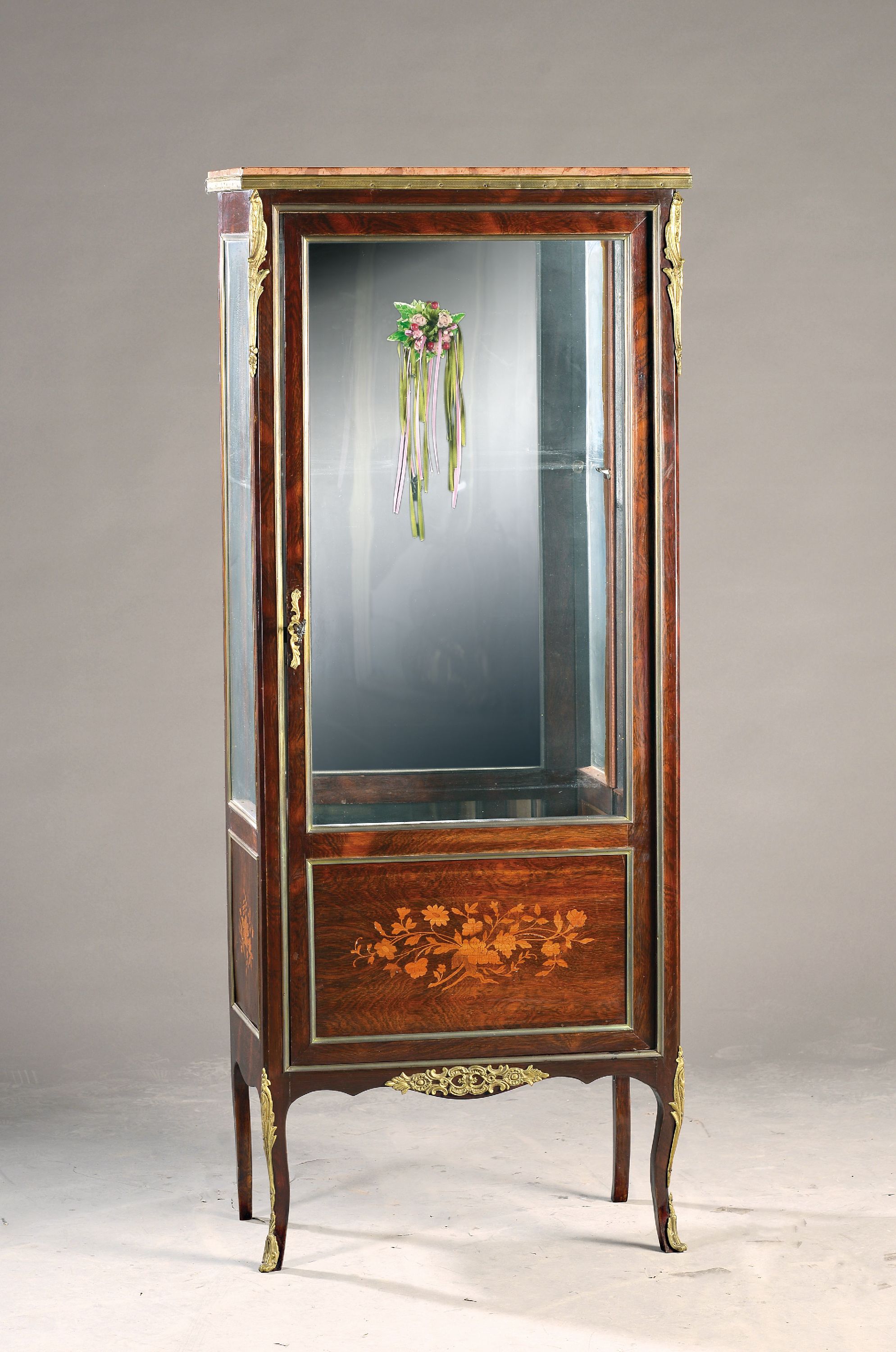 Image 27063724 - Vitrine, Frankreich, um 1900, Mahagonifurnier, dreiseitig verglast, Rückwand innen ...