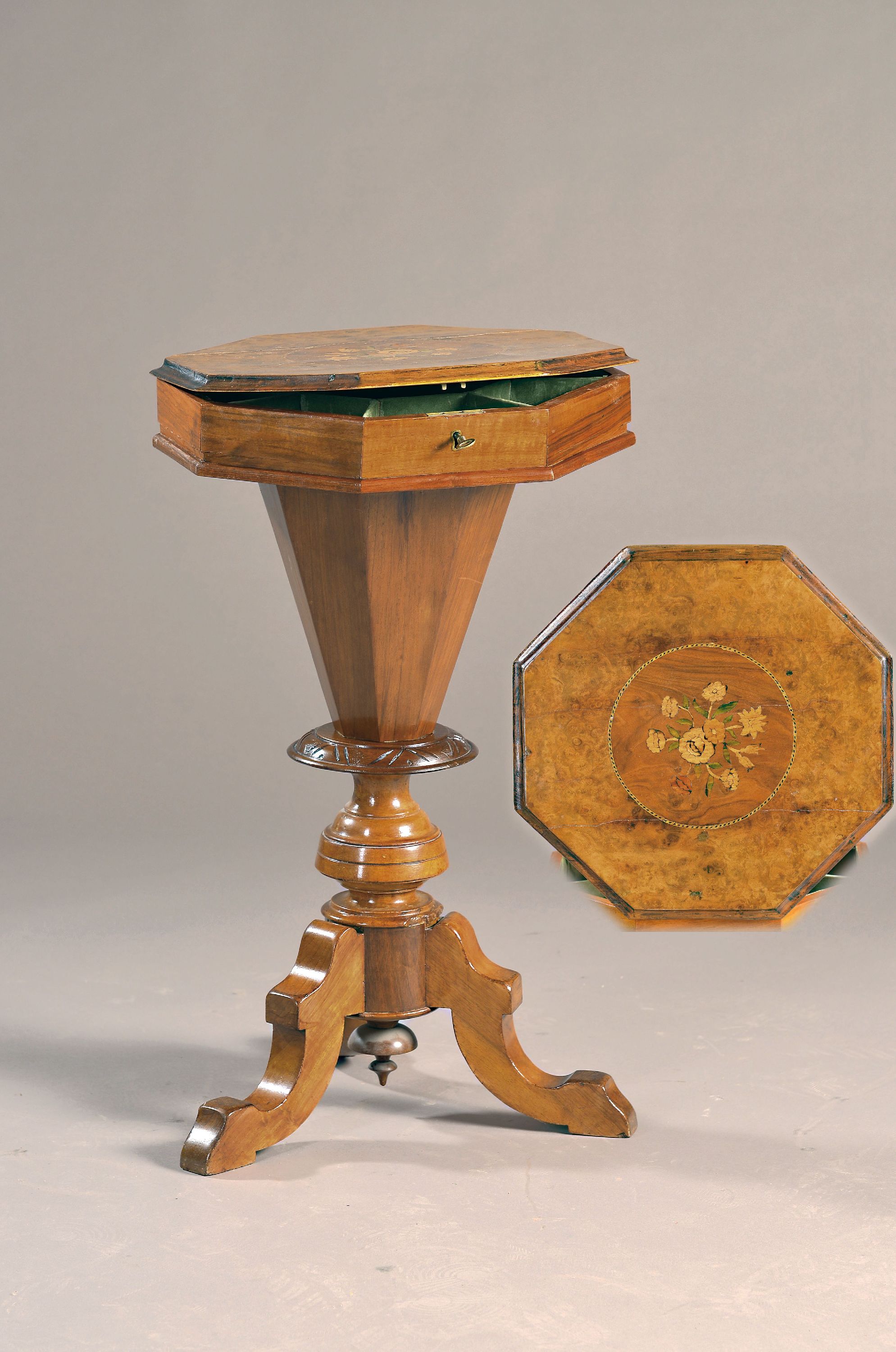 Image 27063810 - Beistelltischchen, 19.Jh., Kirschbaumfurnier, Deckplatte aufwendig mit Blumenintarsien, ...