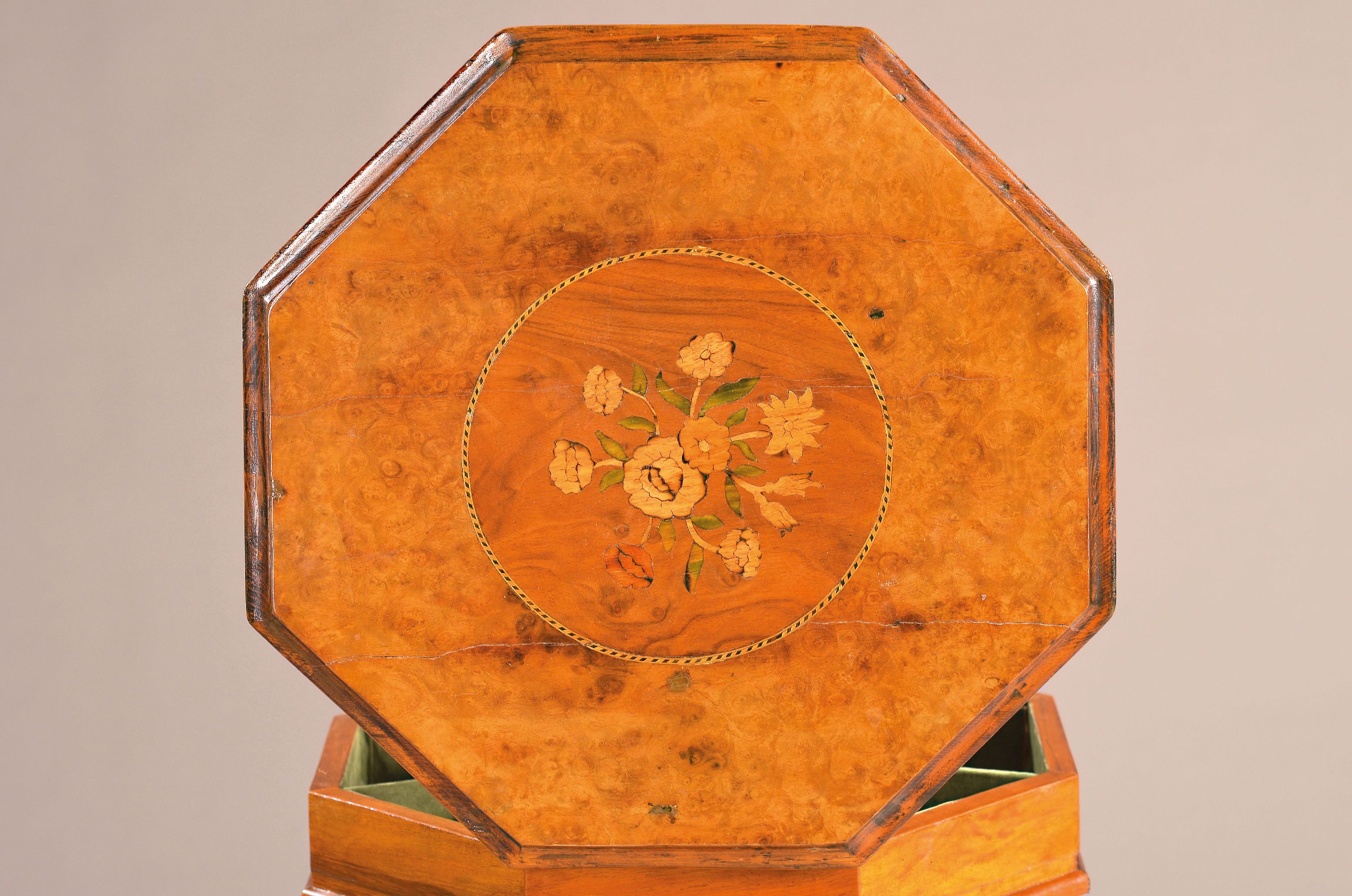 Detail a: Beistelltischchen, 19.Jh., Kirschbaumfurnier, Deckplatte aufwendig mit Blumenintarsien, Platte lässt sich nicht schließen, ca. 74 cm, D. ca. 42 cm, ...
