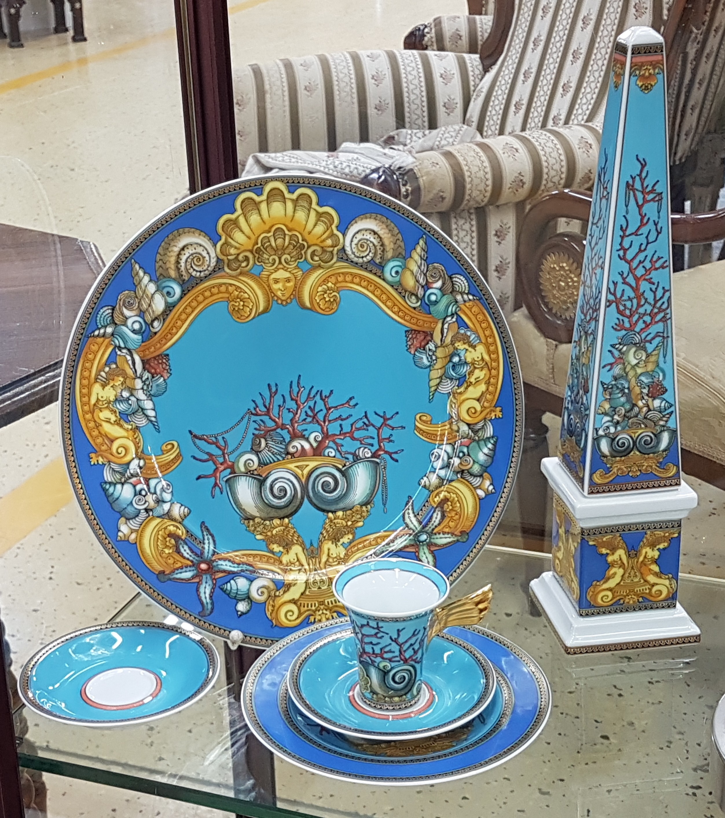 Detail a: 4 Teile Versace, Le Tresor de la Mer, Rosenthal, Obelisque, Kaffeegedeck und Platzteller D. 31 cm, dazu eine Ersatz-Untertasse