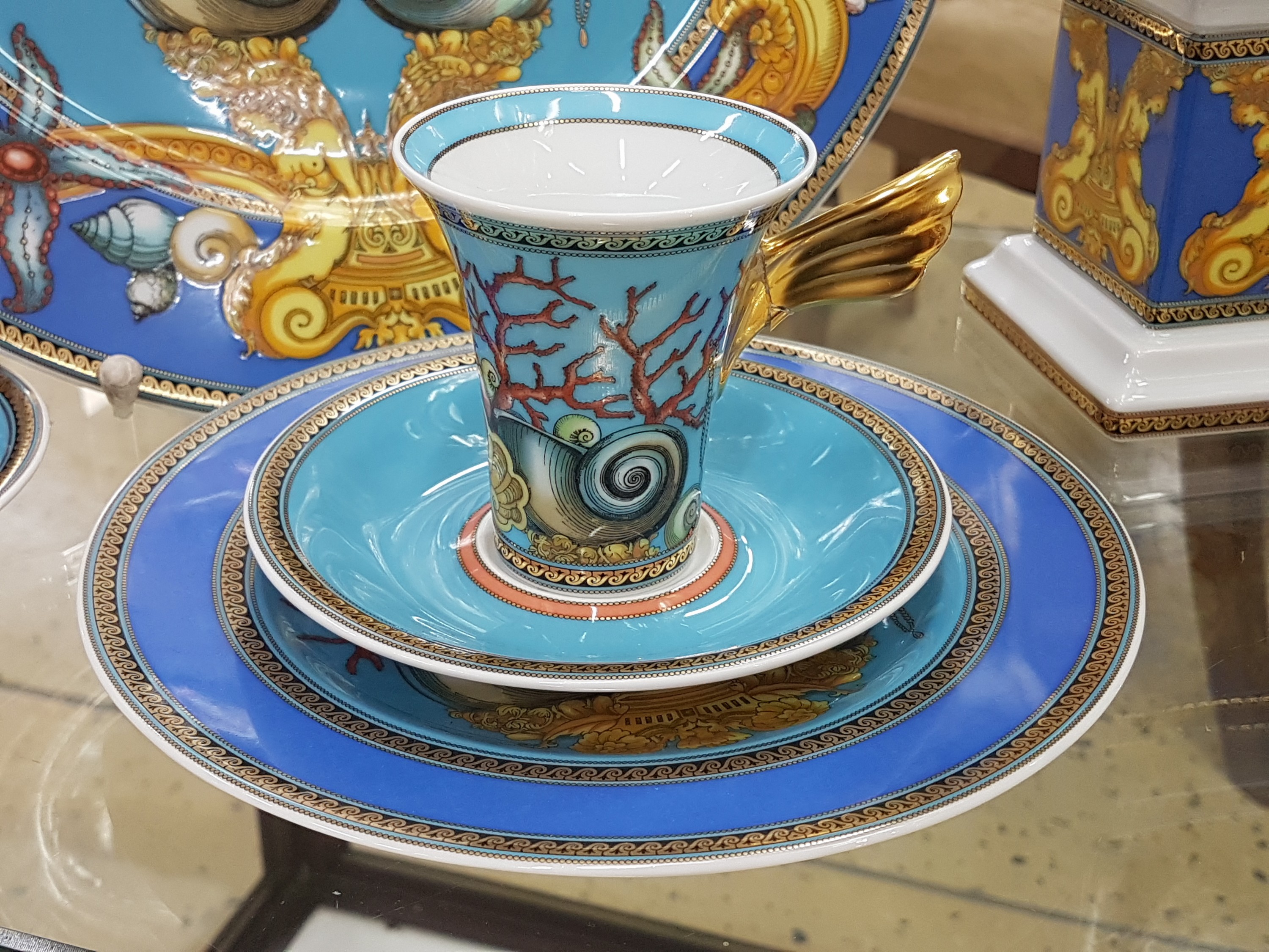 Detail b: 4 Teile Versace, Le Tresor de la Mer, Rosenthal, Obelisque, Kaffeegedeck und Platzteller D. 31 cm, dazu eine Ersatz-Untertasse
