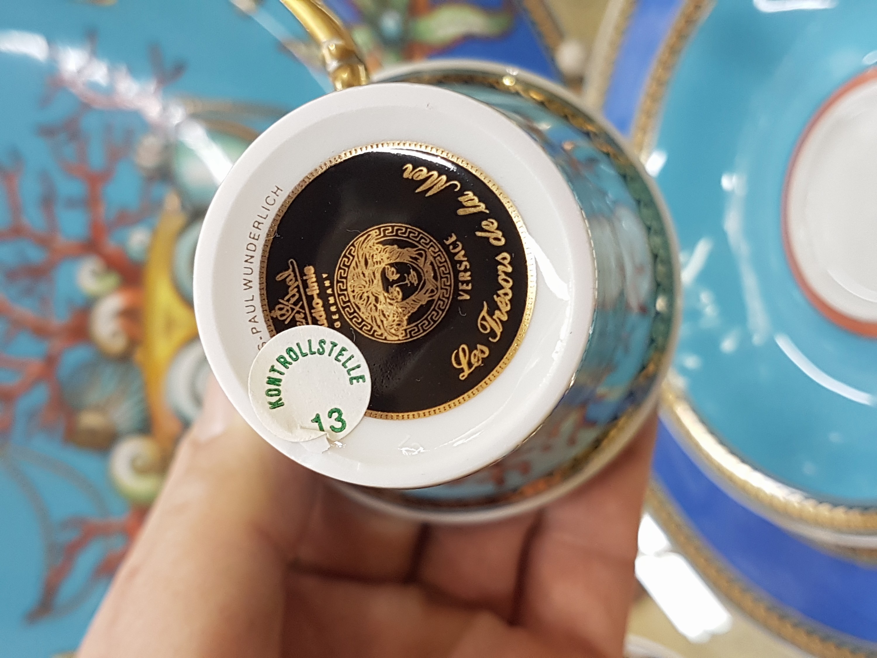 Detail c: 4 Teile Versace, Le Tresor de la Mer, Rosenthal, Obelisque, Kaffeegedeck und Platzteller D. 31 cm, dazu eine Ersatz-Untertasse