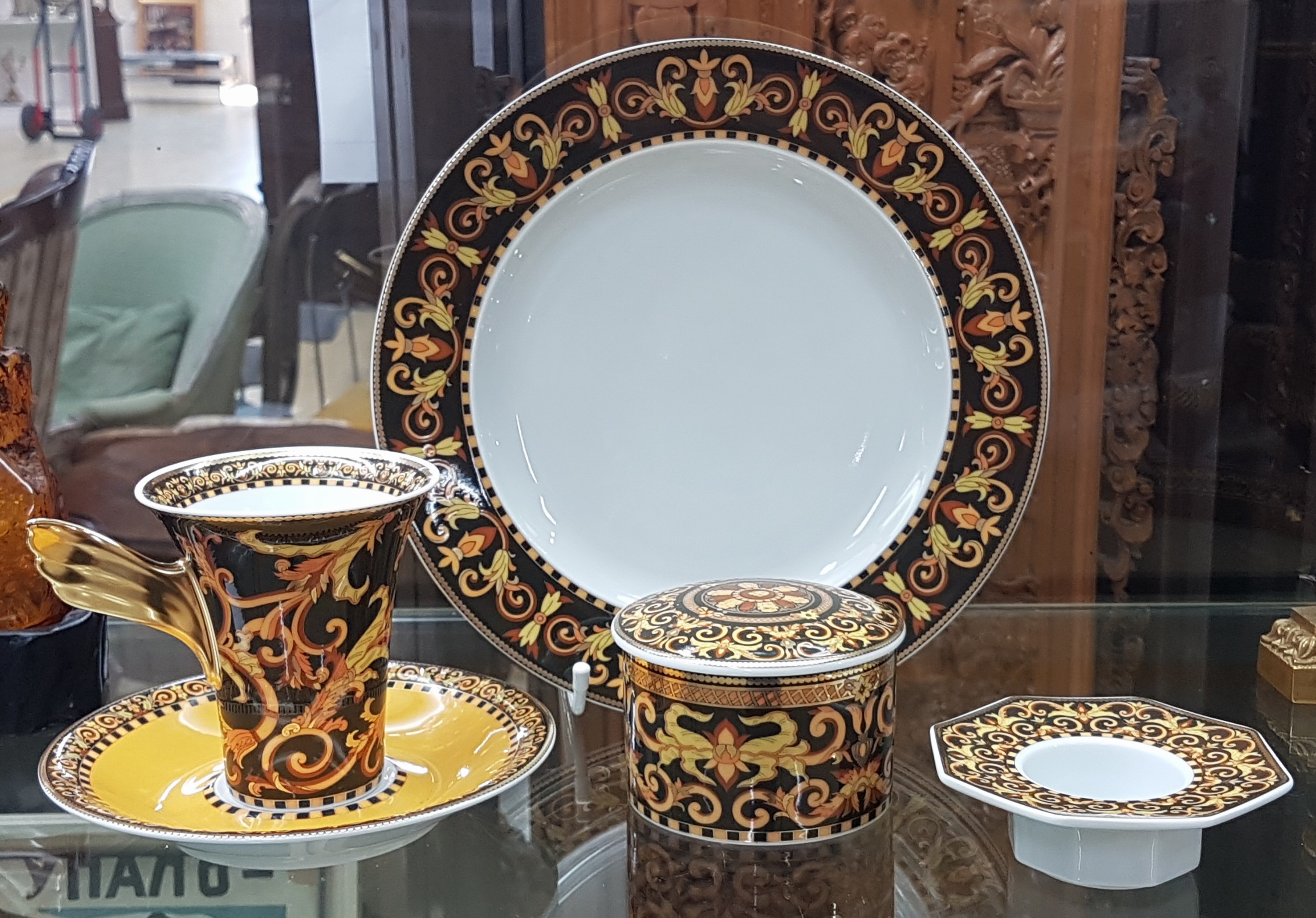 Detail a: 4 Teile Versace, Rosenthal, Barocco, Teller D. 22 cm, Kaffeetasse mit Untertasse, Deckeldose und flacher Leuchter, 2 x orig. Karton
