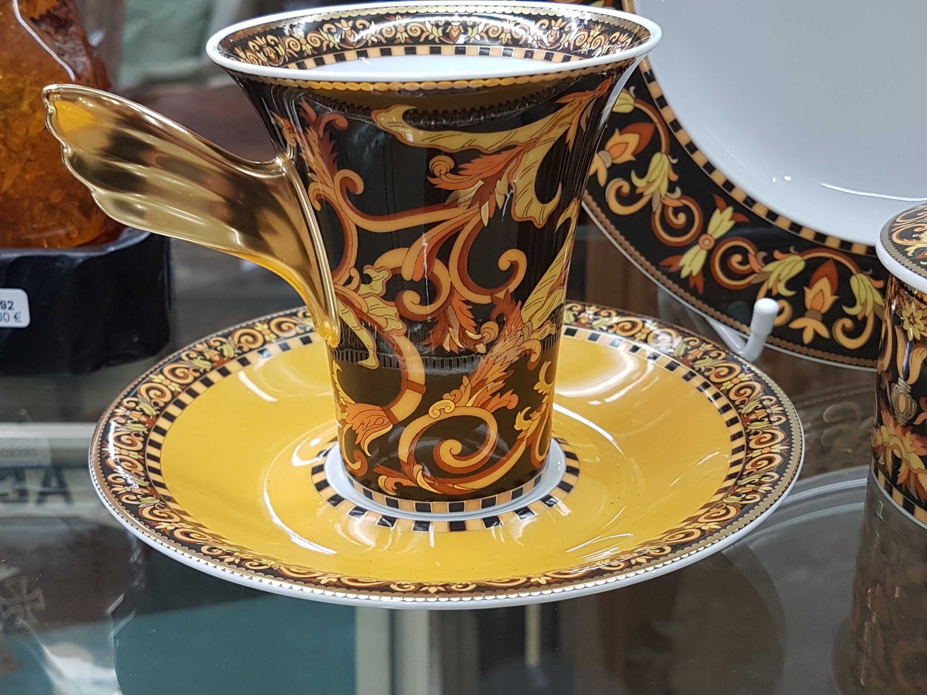 Detail b: 4 Teile Versace, Rosenthal, Barocco, Teller D. 22 cm, Kaffeetasse mit Untertasse, Deckeldose und flacher Leuchter, 2 x orig. Karton