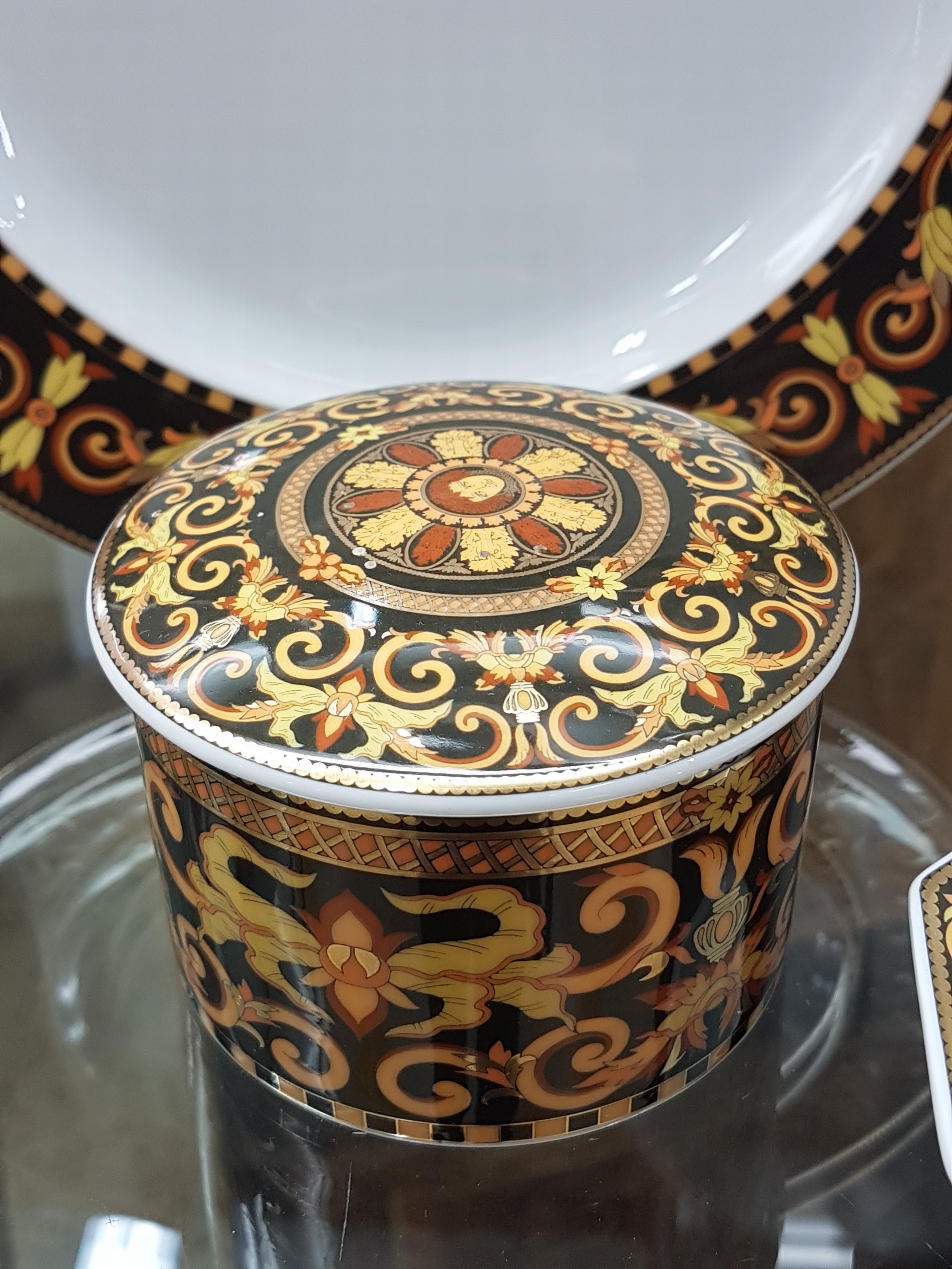 Detail c: 4 Teile Versace, Rosenthal, Barocco, Teller D. 22 cm, Kaffeetasse mit Untertasse, Deckeldose und flacher Leuchter, 2 x orig. Karton