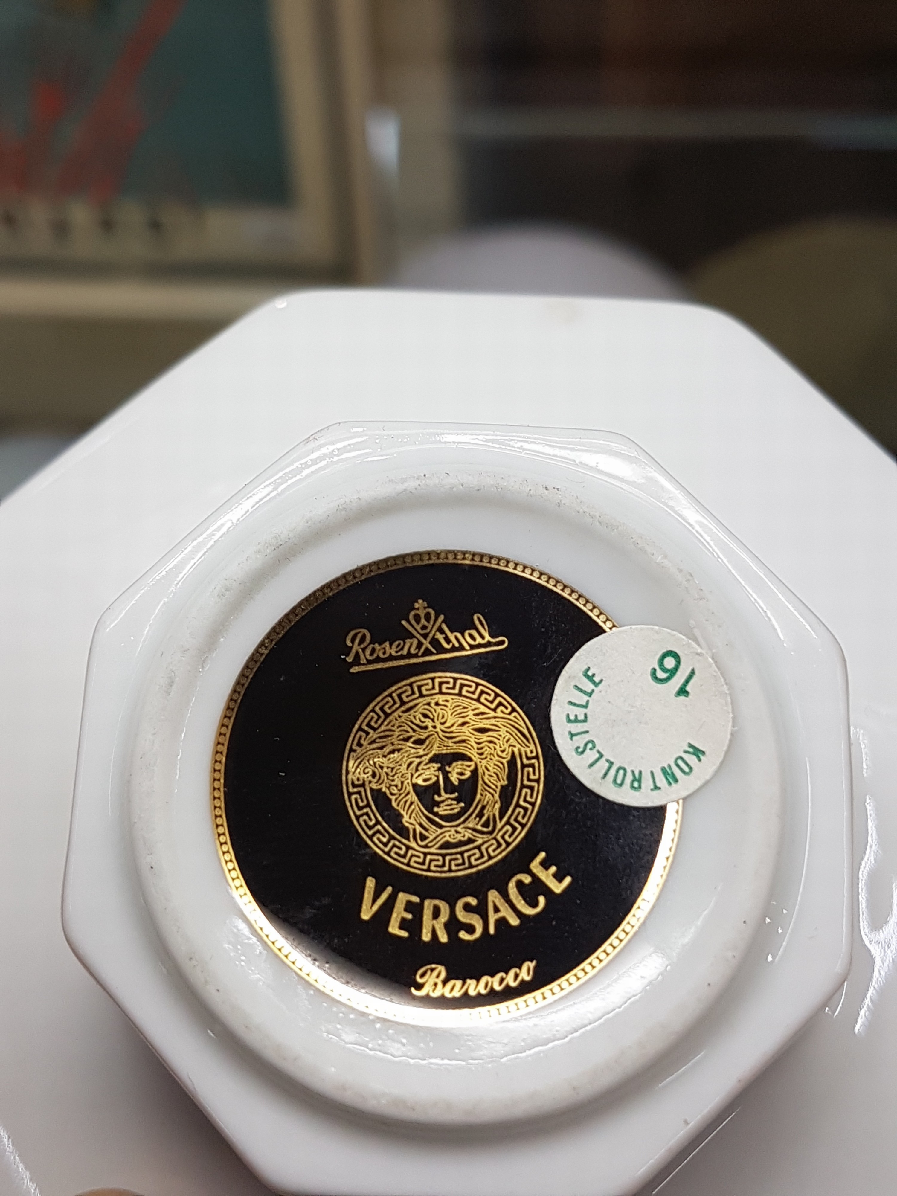 Detail d: 4 Teile Versace, Rosenthal, Barocco, Teller D. 22 cm, Kaffeetasse mit Untertasse, Deckeldose und flacher Leuchter, 2 x orig. Karton