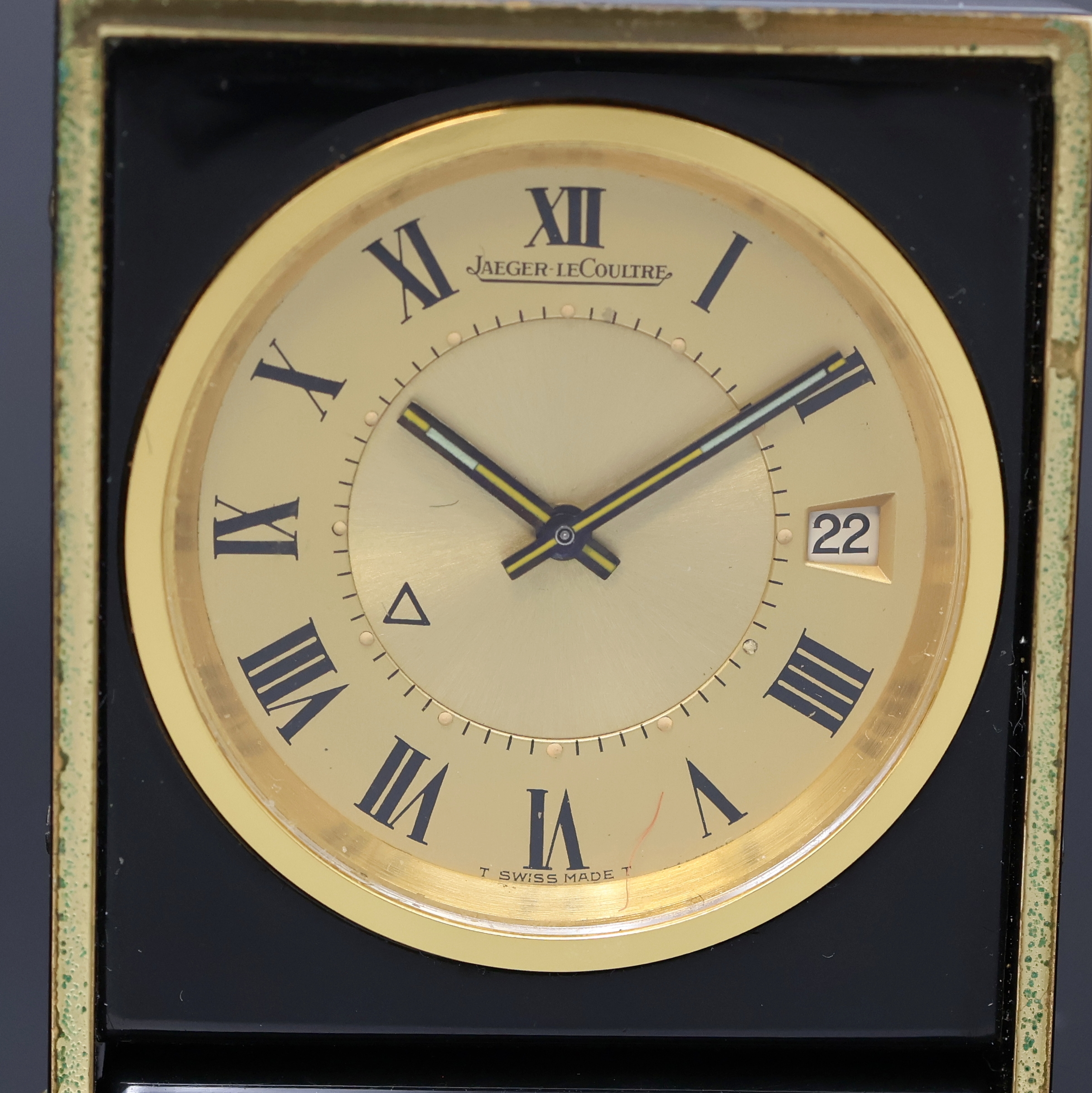 Detail a: Jaeger-LeCoultre kleiner Tischwecker Referenz 11015, Schweiz um 1960, Handaufzug, verg. Chinalack-Geh., orig. Kronen, verg. Zifferbl. m. röm. ...