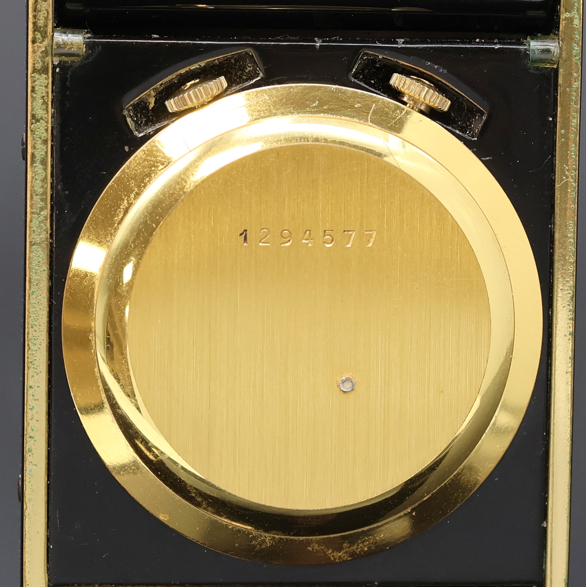 Detail b: Jaeger-LeCoultre kleiner Tischwecker Referenz 11015, Schweiz um 1960, Handaufzug, verg. Chinalack-Geh., orig. Kronen, verg. Zifferbl. m. röm. ...